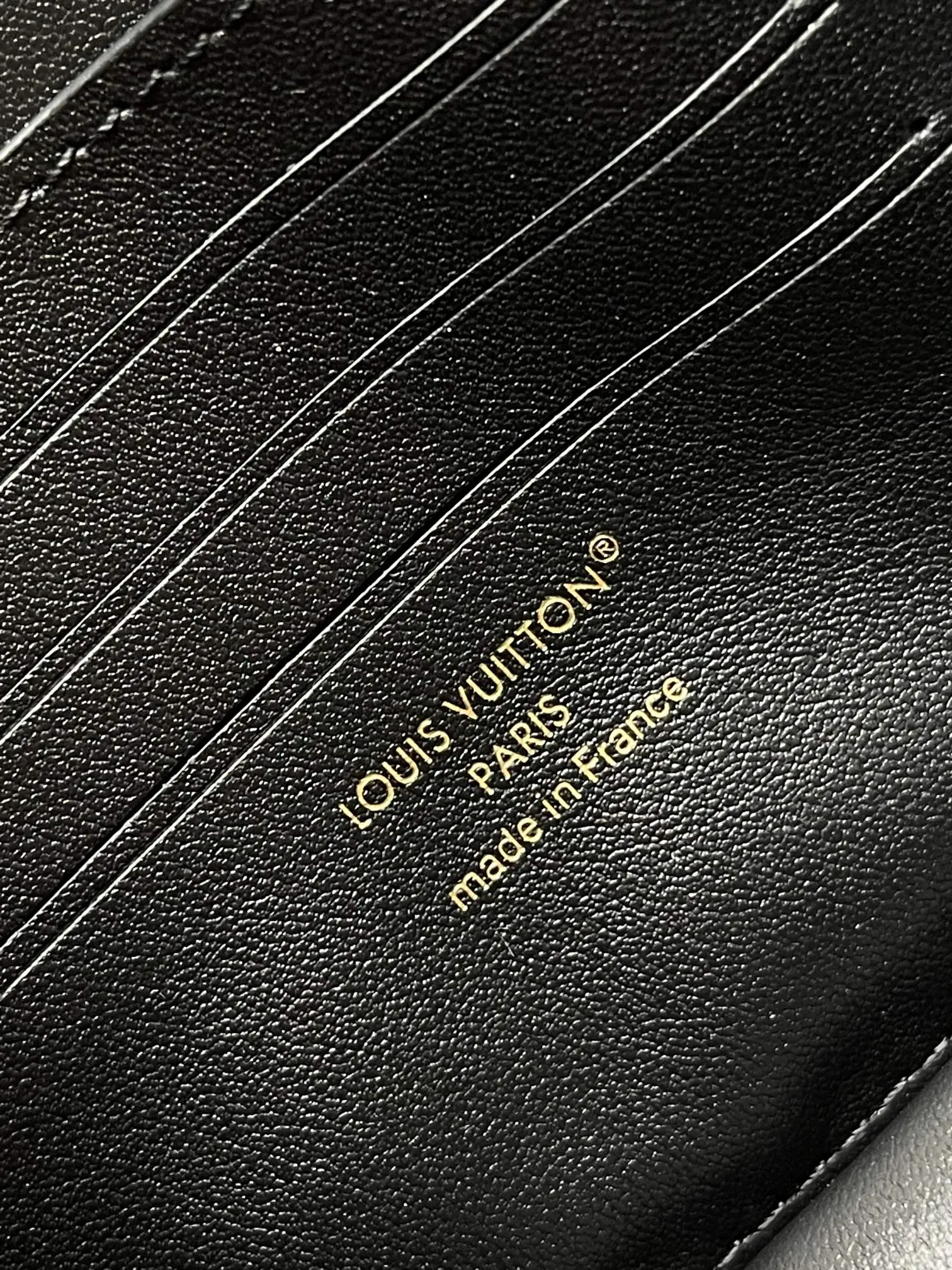 💰860 (top layer leather) top original single 163c01 chip M14564 black M14547 blue M14581 apricot M14548 rose authentic development This Wallet On Chain handbag comes from Louis Vuitton's LV Bloom series. It is cut from cow leather in a fashionable and practical configuration. It's decorated with embellishments inspired by the brand's iconic Monogram pattern. There's plenty of space to store a smartphone, and contrasting metal hardware adds an elegant touch. Dimensions: 11.5 x 4 x 20 cm (H x W x Length)