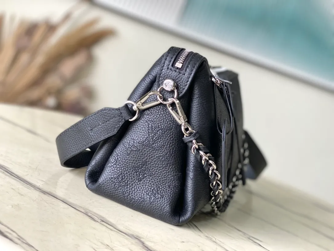 💰1220 (top layer leather) top original order M24114 black This Mahina Hand It All small handbag is made of fine perforated cow leather, with elegant drape texture to highlight the chic body wheel fan. The leather shoulder strap and chain leather braided handle are both removable. Provide a trendy choice for daily travel. Dimensions: 29 × 18 × 13 cm