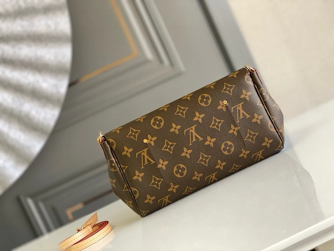 💰640 Top original item M40718 FAVORITE MM This Favorite MM handbag is the darling of fashionable women. It is sewn with classic Monogram canvas and is suitable for morning and evening occasions. The bag can be used as a clutch, or can be carried as a short shoulder bag using the gold chain strap, while the leather shoulder strap can be easily carried cross-body. An engraved metal plaque on the front conceals a clever magnetic closure for safe access.  26x 15x 4 cm (length x height x width) Monogram coated canvas Natural cowhide leather trim Textile lining Gold-tone hardware Magnetic flap closure Internal patch pocket Shoulder strap: non-detachable, not adjustable Chain strap: detachable