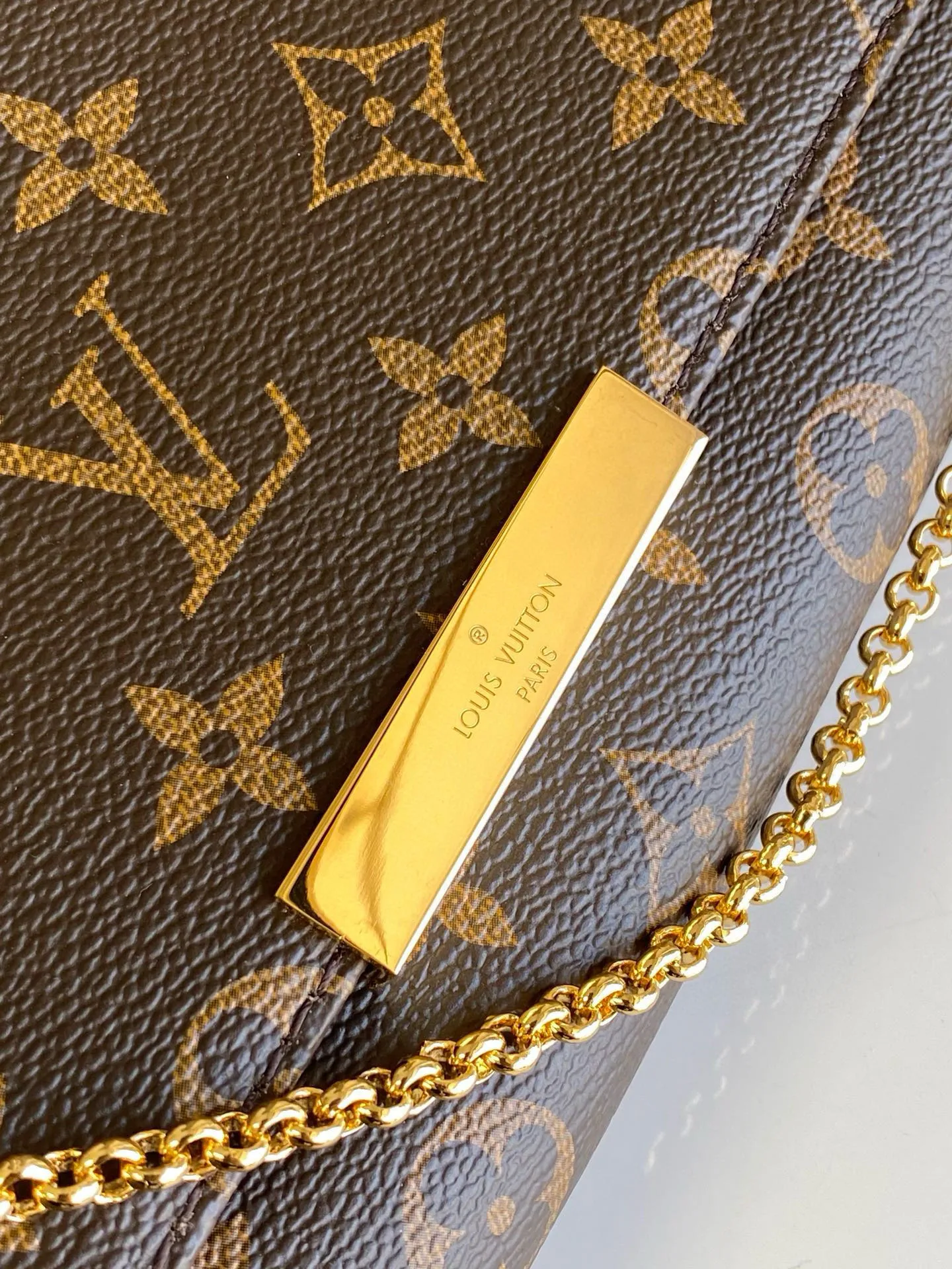 💰640 Top original item M40718 FAVORITE MM This Favorite MM handbag is the darling of fashionable women. It is sewn with classic Monogram canvas and is suitable for morning and evening occasions. The bag can be used as a clutch, or can be carried as a short shoulder bag using the gold chain strap, while the leather shoulder strap can be easily carried cross-body. An engraved metal plaque on the front conceals a clever magnetic closure for safe access.  26x 15x 4 cm (length x height x width) Monogram coated canvas Natural cowhide leather trim Textile lining Gold-tone hardware Magnetic flap closure Internal patch pocket Shoulder strap: non-detachable, not adjustable Chain strap: detachable