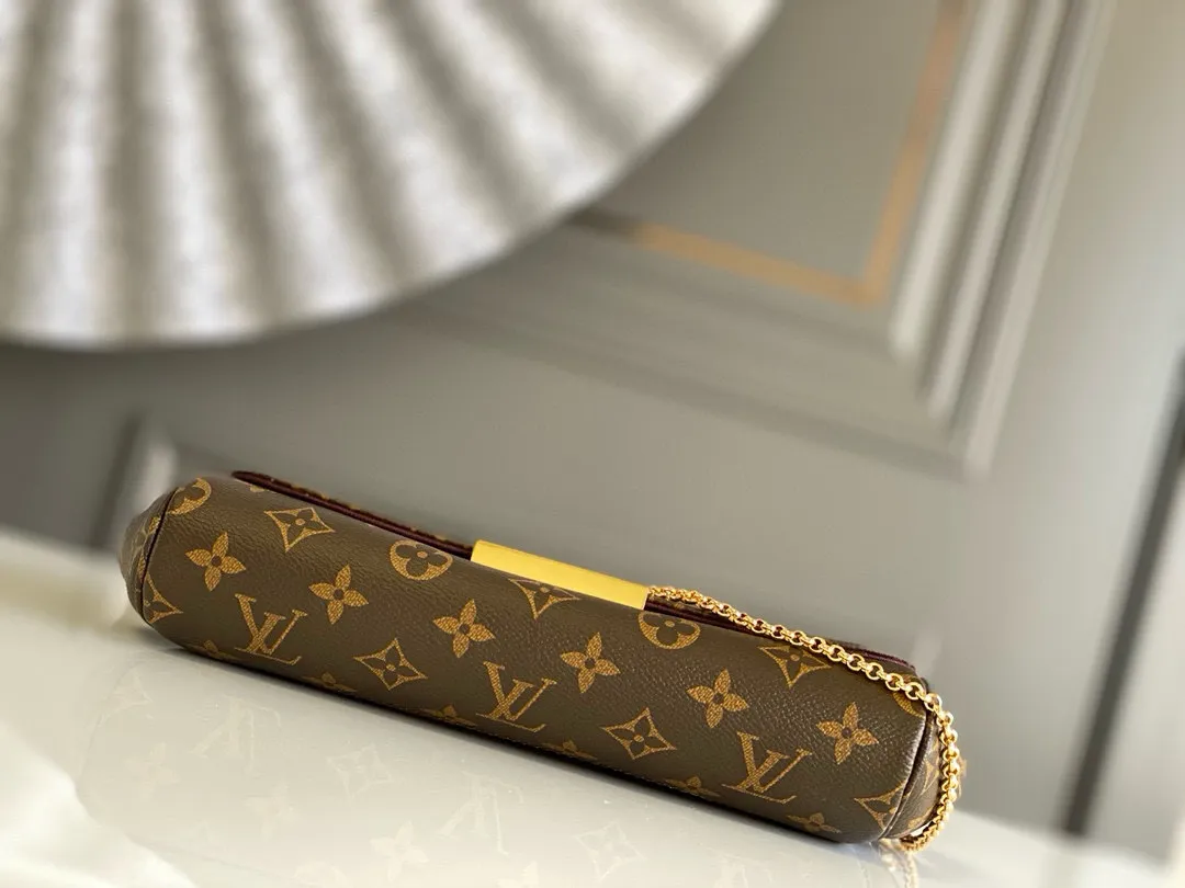 💰640 Top original item M40718 FAVORITE MM This Favorite MM handbag is the darling of fashionable women. It is sewn with classic Monogram canvas and is suitable for morning and evening occasions. The bag can be used as a clutch, or can be carried as a short shoulder bag using the gold chain strap, while the leather shoulder strap can be easily carried cross-body. An engraved metal plaque on the front conceals a clever magnetic closure for safe access.  26x 15x 4 cm (length x height x width) Monogram coated canvas Natural cowhide leather trim Textile lining Gold-tone hardware Magnetic flap closure Internal patch pocket Shoulder strap: non-detachable, not adjustable Chain strap: detachable