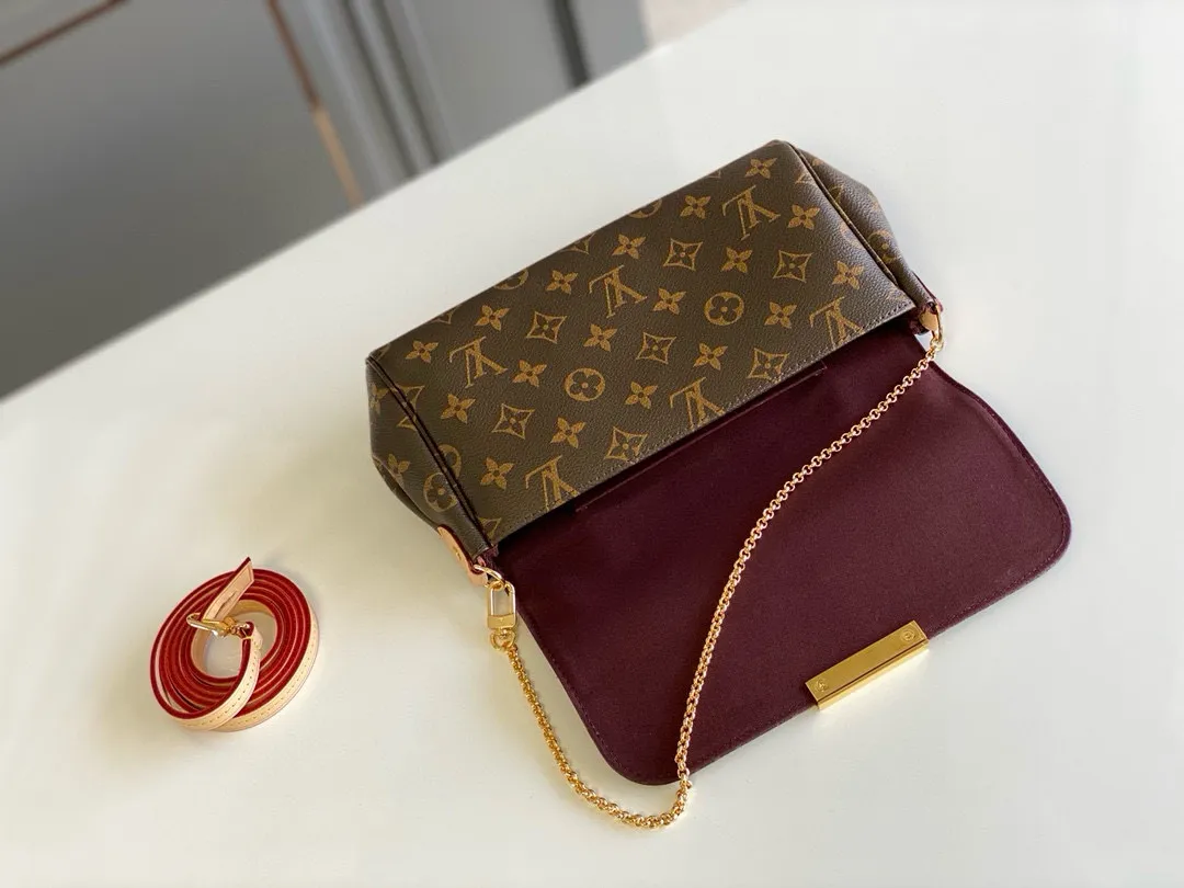 💰640 Top original item M40718 FAVORITE MM This Favorite MM handbag is the darling of fashionable women. It is sewn with classic Monogram canvas and is suitable for morning and evening occasions. The bag can be used as a clutch, or can be carried as a short shoulder bag using the gold chain strap, while the leather shoulder strap can be easily carried cross-body. An engraved metal plaque on the front conceals a clever magnetic closure for safe access.  26x 15x 4 cm (length x height x width) Monogram coated canvas Natural cowhide leather trim Textile lining Gold-tone hardware Magnetic flap closure Internal patch pocket Shoulder strap: non-detachable, not adjustable Chain strap: detachable