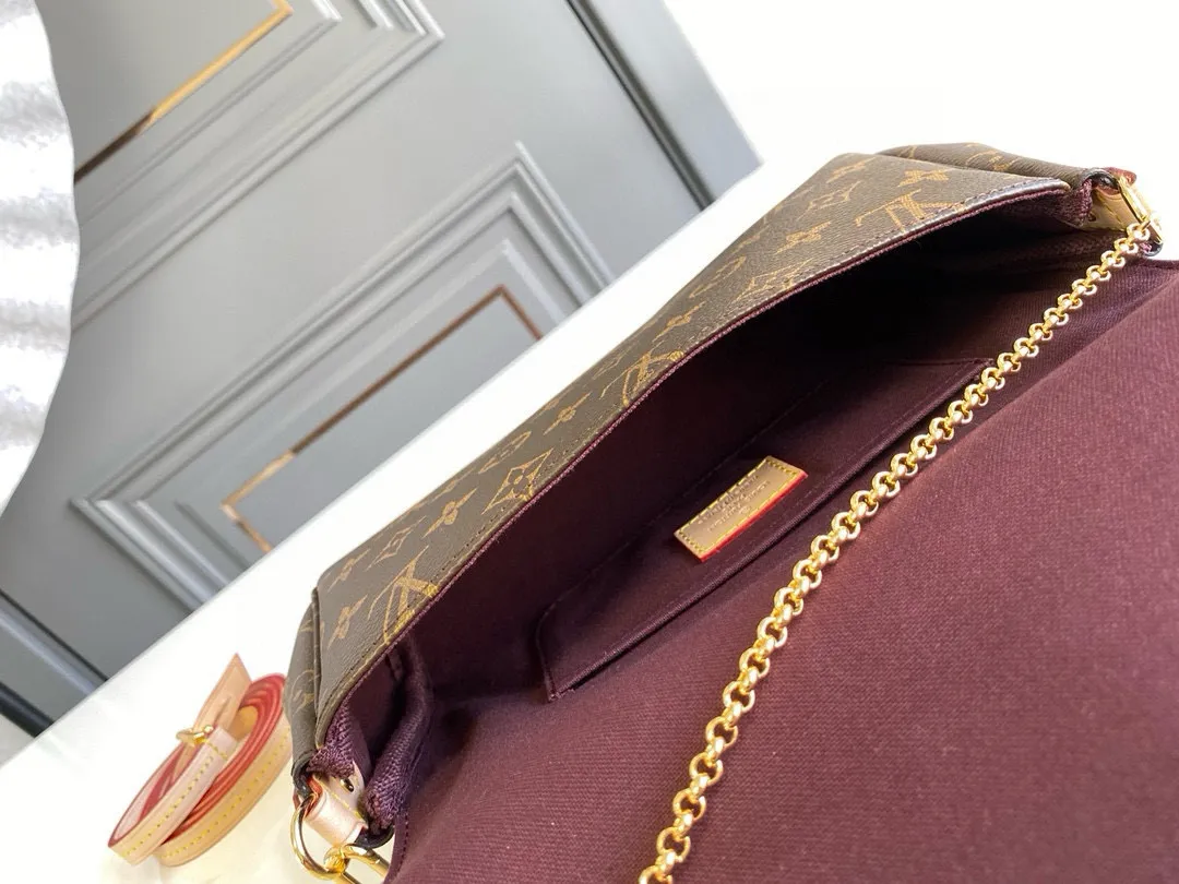 💰640 Top original item M40718 FAVORITE MM This Favorite MM handbag is the darling of fashionable women. It is sewn with classic Monogram canvas and is suitable for morning and evening occasions. The bag can be used as a clutch, or can be carried as a short shoulder bag using the gold chain strap, while the leather shoulder strap can be easily carried cross-body. An engraved metal plaque on the front conceals a clever magnetic closure for safe access.  26x 15x 4 cm (length x height x width) Monogram coated canvas Natural cowhide leather trim Textile lining Gold-tone hardware Magnetic flap closure Internal patch pocket Shoulder strap: non-detachable, not adjustable Chain strap: detachable