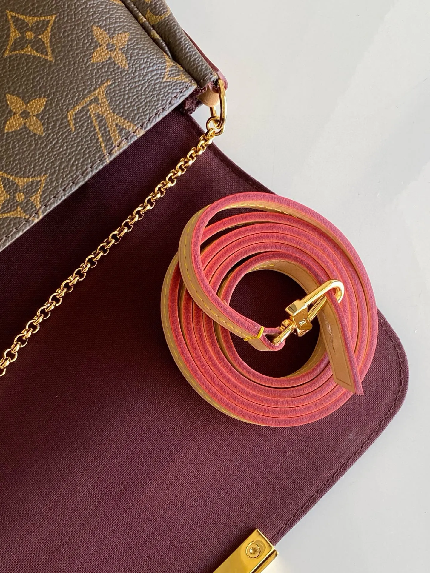 💰640 Top original item M40718 FAVORITE MM This Favorite MM handbag is the darling of fashionable women. It is sewn with classic Monogram canvas and is suitable for morning and evening occasions. The bag can be used as a clutch, or can be carried as a short shoulder bag using the gold chain strap, while the leather shoulder strap can be easily carried cross-body. An engraved metal plaque on the front conceals a clever magnetic closure for safe access.  26x 15x 4 cm (length x height x width) Monogram coated canvas Natural cowhide leather trim Textile lining Gold-tone hardware Magnetic flap closure Internal patch pocket Shoulder strap: non-detachable, not adjustable Chain strap: detachable