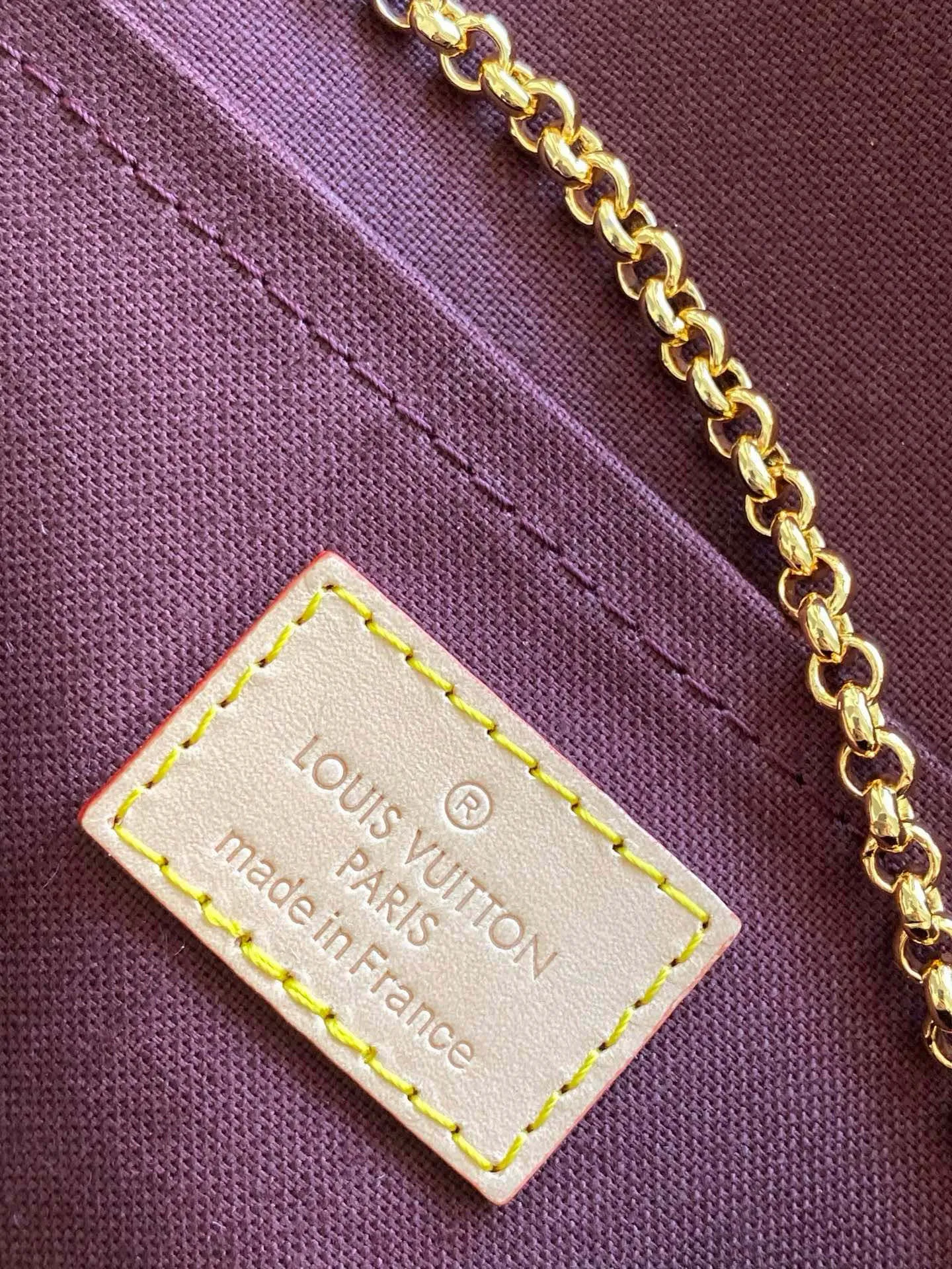 💰640 Top original item M40718 FAVORITE MM This Favorite MM handbag is the darling of fashionable women. It is sewn with classic Monogram canvas and is suitable for morning and evening occasions. The bag can be used as a clutch, or can be carried as a short shoulder bag using the gold chain strap, while the leather shoulder strap can be easily carried cross-body. An engraved metal plaque on the front conceals a clever magnetic closure for safe access.  26x 15x 4 cm (length x height x width) Monogram coated canvas Natural cowhide leather trim Textile lining Gold-tone hardware Magnetic flap closure Internal patch pocket Shoulder strap: non-detachable, not adjustable Chain strap: detachable