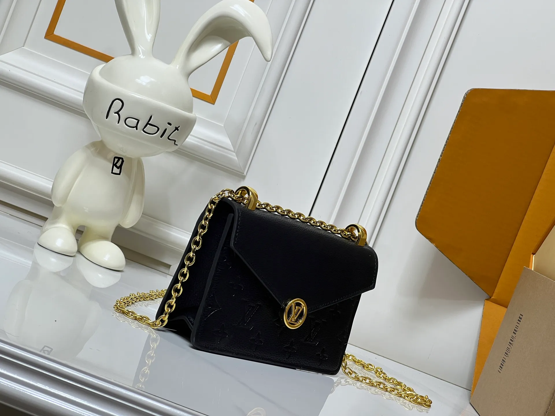 Batch 220💰M13569 black M13570 gray M25814 burgundy (chain/embossed) [Portefeuille chaîne Rosy] This Rosy chain wallet is both fashionable and practical, adding a modern spirit to the Monogram Empreinte series. It has an elegant LV circle and a V-shaped flap, two hallmarks of the house. The magnetic closure reveals a surprise Monogram flower, as well as three card slots and a flat interior pocket. The sliding chain allows you to wear it crosswise or over the shoulder.  Dimensions: 19.5 x 13.5 x 6.5 cm