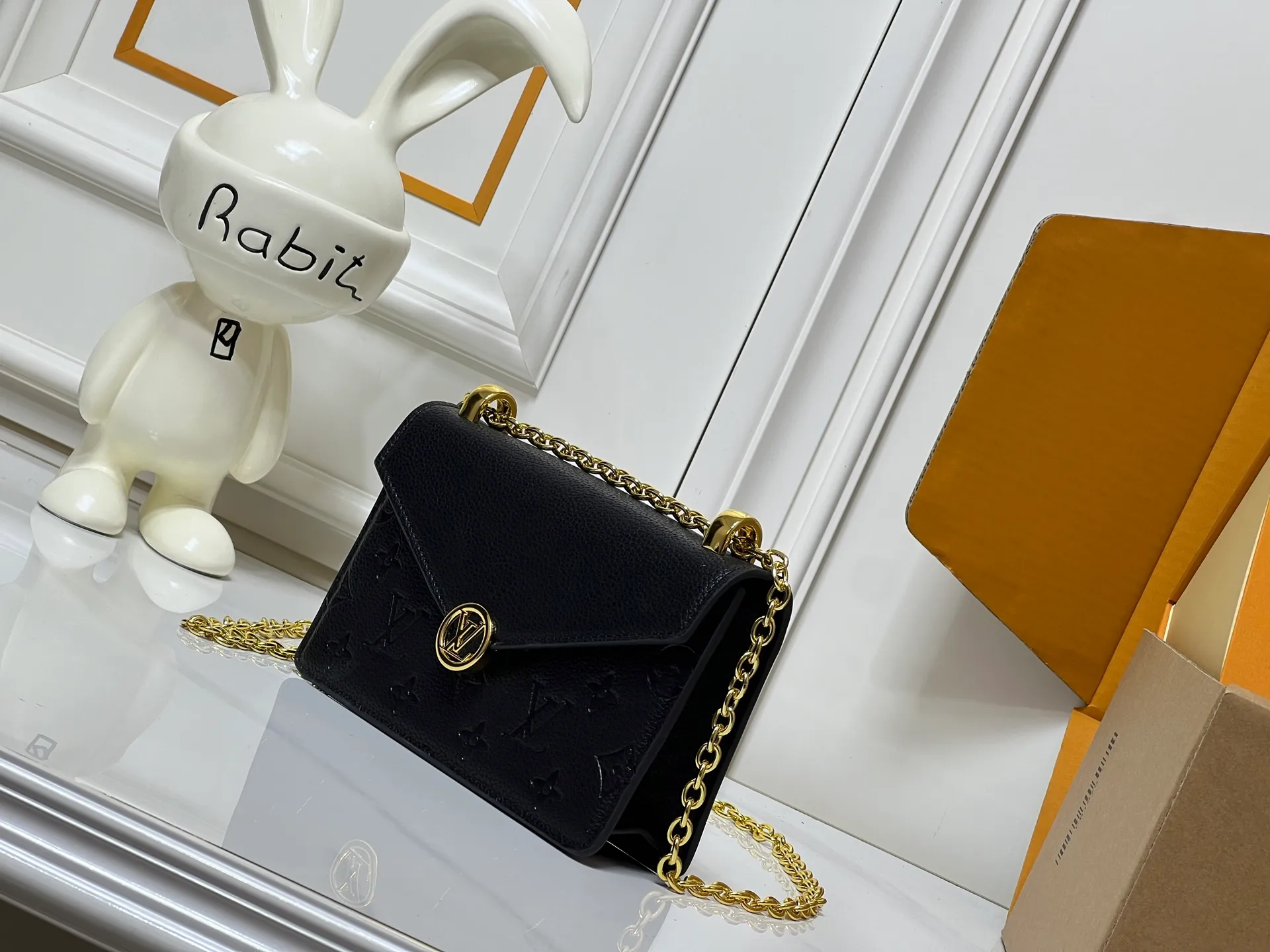 Batch 220💰M13569 black M13570 gray M25814 burgundy (chain/embossed) [Portefeuille chaîne Rosy] This Rosy chain wallet is both fashionable and practical, adding a modern spirit to the Monogram Empreinte series. It has an elegant LV circle and a V-shaped flap, two hallmarks of the house. The magnetic closure reveals a surprise Monogram flower, as well as three card slots and a flat interior pocket. The sliding chain allows you to wear it crosswise or over the shoulder.  Dimensions: 19.5 x 13.5 x 6.5 cm