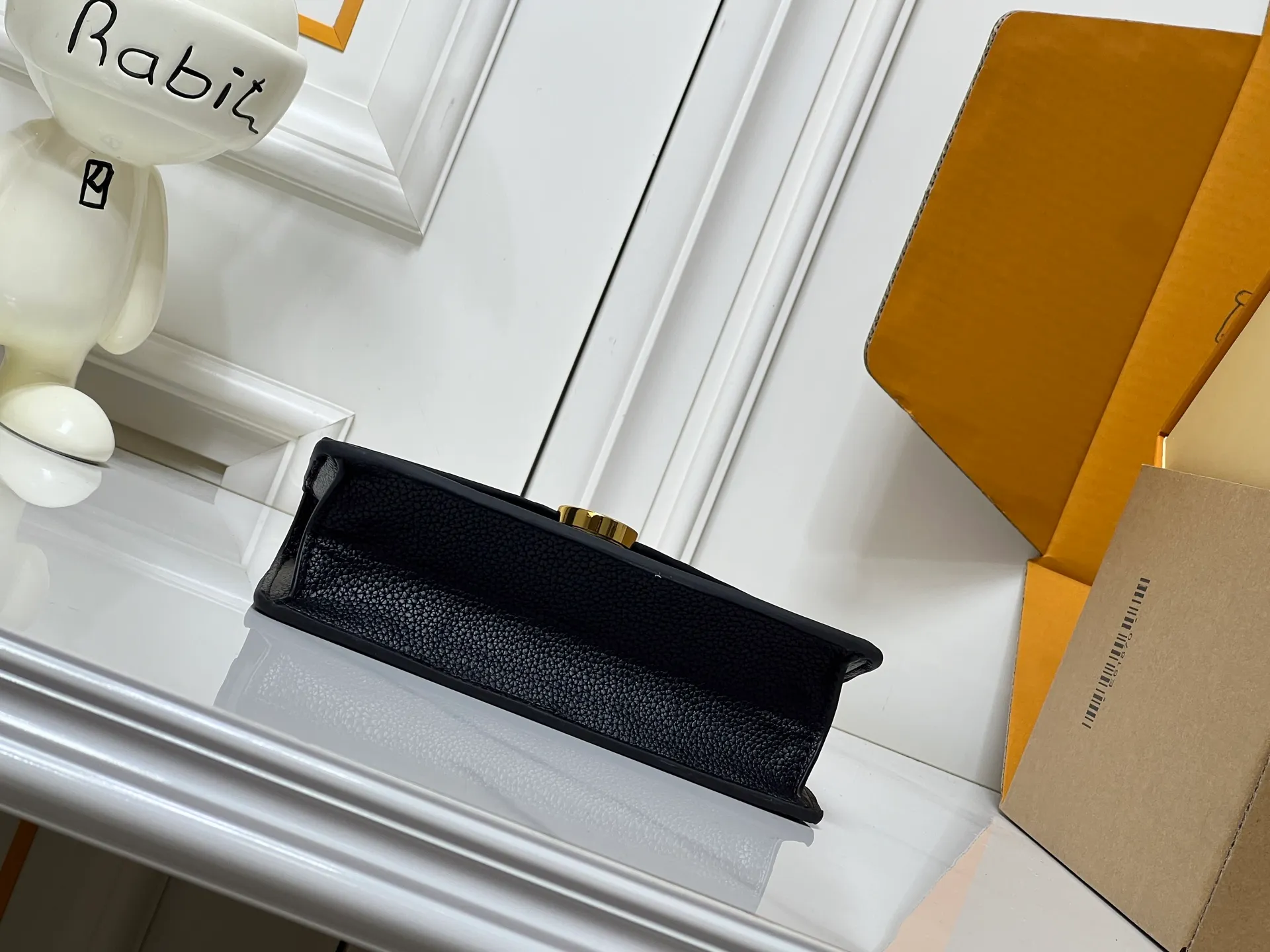 Batch 220💰M13569 black M13570 gray M25814 burgundy (chain/embossed) [Portefeuille chaîne Rosy] This Rosy chain wallet is both fashionable and practical, adding a modern spirit to the Monogram Empreinte series. It has an elegant LV circle and a V-shaped flap, two hallmarks of the house. The magnetic closure reveals a surprise Monogram flower, as well as three card slots and a flat interior pocket. The sliding chain allows you to wear it crosswise or over the shoulder.  Dimensions: 19.5 x 13.5 x 6.5 cm