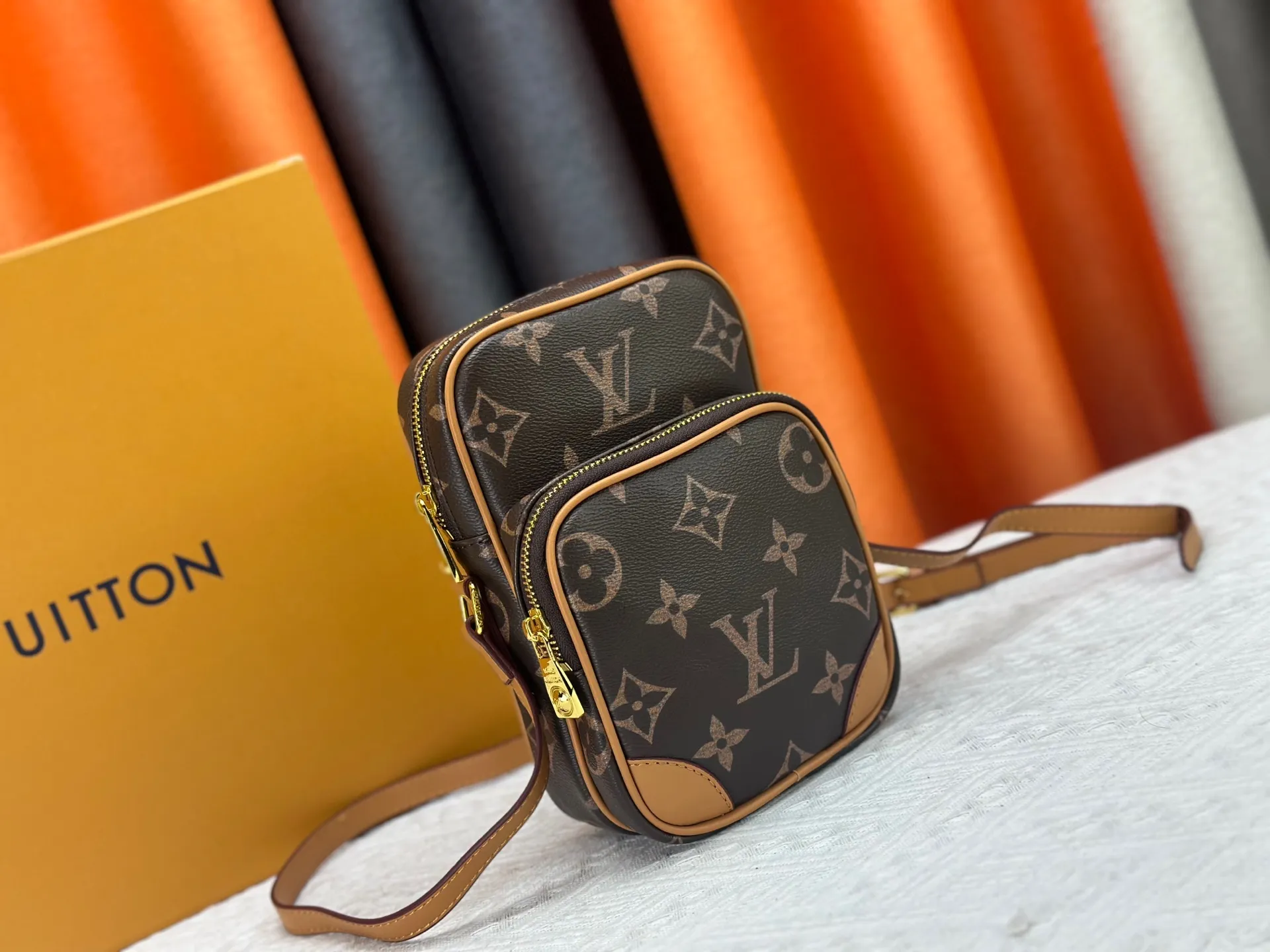 P240 Updated Original M14024 For his latest collection, Pharrell Williams reinvents the '80s Amazone crossbody bag, updating it with luxe details. Select soft cow leather and cover it with Monogram printing. The leather texture is like vintage Monogram canvas. The bag is embellished with a pearl zipper and paired with a detachable Louis Vuitton metal hangtag, which is reminiscent of the nameplate on the brand's vintage luggage. Dimensions: 13.5 x 20.0 x 8.0 cm (length x height x width)