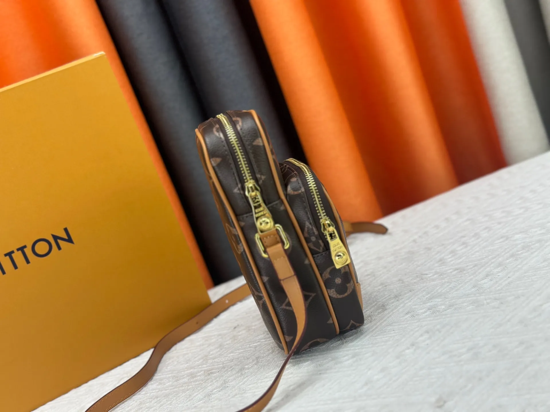 P240 Updated Original M14024 For his latest collection, Pharrell Williams reinvents the '80s Amazone crossbody bag, updating it with luxe details. Select soft cow leather and cover it with Monogram printing. The leather texture is like vintage Monogram canvas. The bag is embellished with a pearl zipper and paired with a detachable Louis Vuitton metal hangtag, which is reminiscent of the nameplate on the brand's vintage luggage. Dimensions: 13.5 x 20.0 x 8.0 cm (length x height x width)