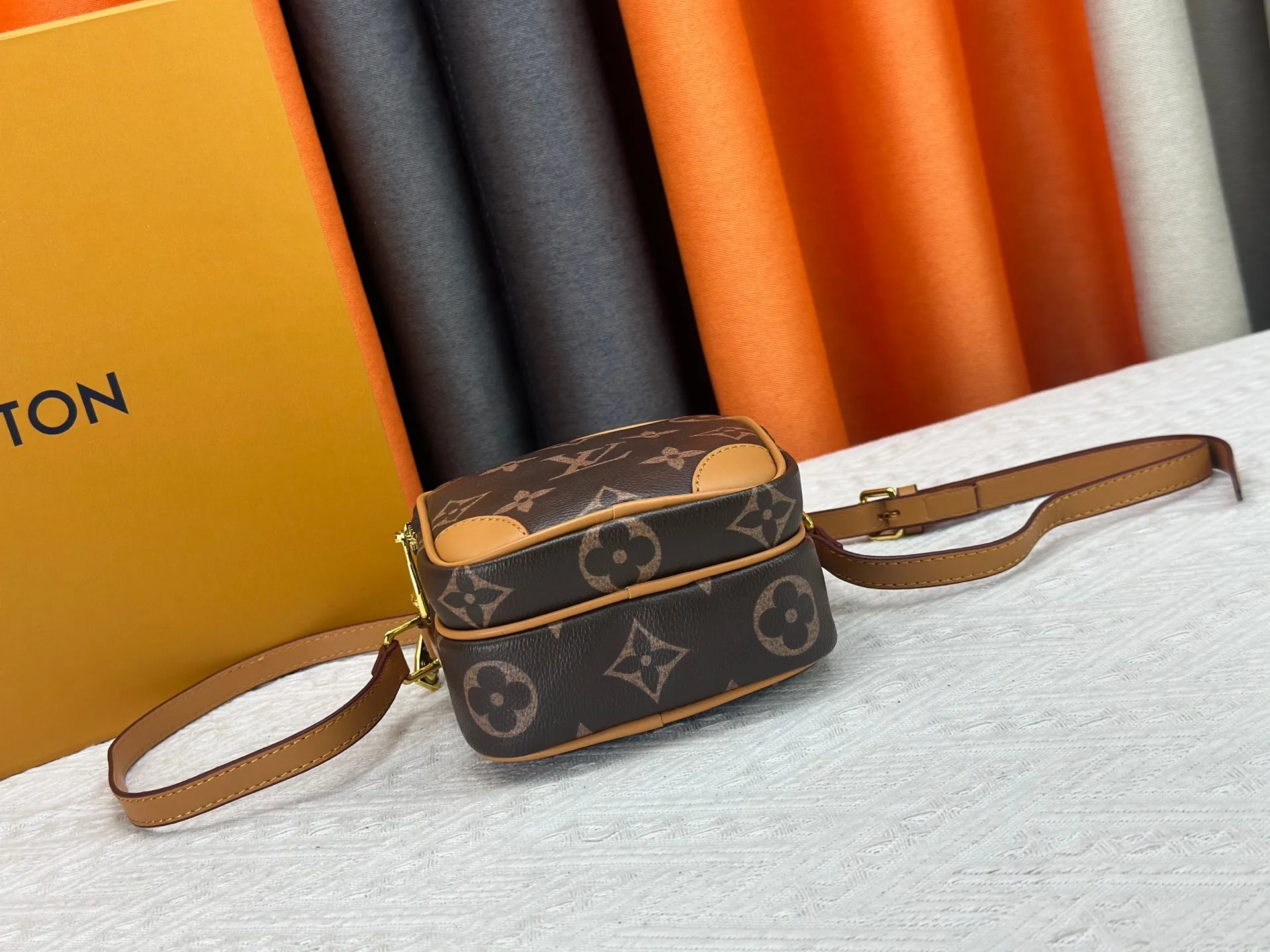 P240 Updated Original M14024 For his latest collection, Pharrell Williams reinvents the '80s Amazone crossbody bag, updating it with luxe details. Select soft cow leather and cover it with Monogram printing. The leather texture is like vintage Monogram canvas. The bag is embellished with a pearl zipper and paired with a detachable Louis Vuitton metal hangtag, which is reminiscent of the nameplate on the brand's vintage luggage. Dimensions: 13.5 x 20.0 x 8.0 cm (length x height x width)