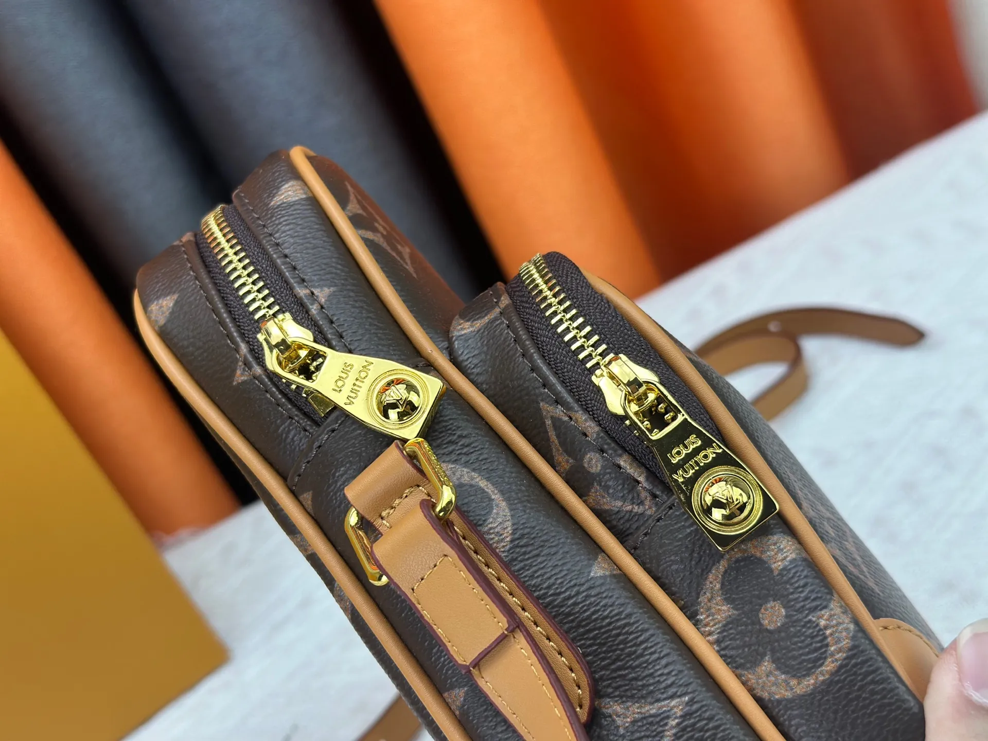 P240 Updated Original M14024 For his latest collection, Pharrell Williams reinvents the '80s Amazone crossbody bag, updating it with luxe details. Select soft cow leather and cover it with Monogram printing. The leather texture is like vintage Monogram canvas. The bag is embellished with a pearl zipper and paired with a detachable Louis Vuitton metal hangtag, which is reminiscent of the nameplate on the brand's vintage luggage. Dimensions: 13.5 x 20.0 x 8.0 cm (length x height x width)