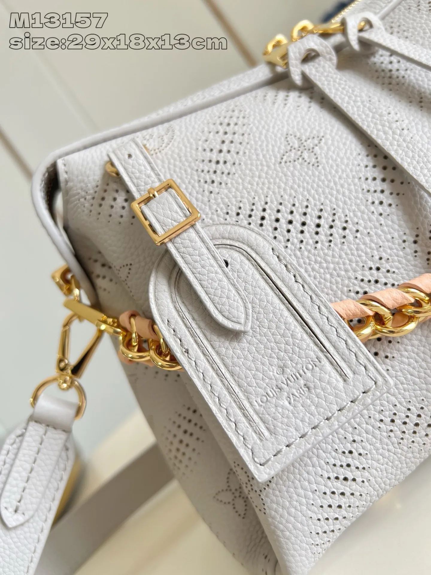 💰1100 (top-grain leather) Top-quality original item [Exclusive real shot M13157 gray] This Hand It All small handbag uses cow leather to interpret the brand's Bloom elements, integrates floral imagery into the perforated Monogram pattern, and upgrades the classic style with contrasting color brands. The inner patch pocket is convenient for storing mobile phones, and the woven chain allows for flexible switching between cross-body or shoulder wear. 18 x 13 x 29 cm (height x width x length)