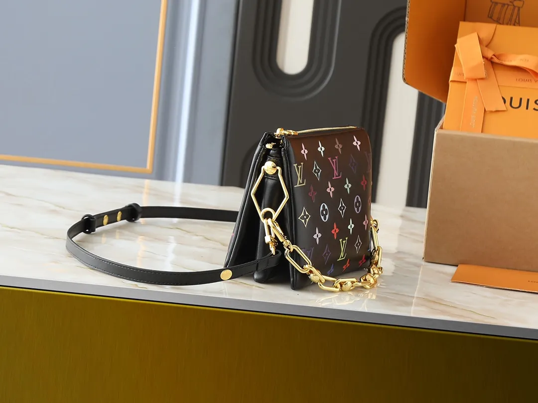 💰240💰Upgraded from the original M59598 M59389 M59396 M13233 M21259 M25218 M20770 M11401 This Coussin BB handbag is made of soft sheep leather with an embossed Monogram pattern. It has an inner compartment in a compact silhouette, making it an elegant choice for both day and night. Both the chunky chain and slim leather strap are removable, allowing for a variety of styling possibilities. Dimensions: 21.0 x 16.0 x 7.0 cm (length x height x width)