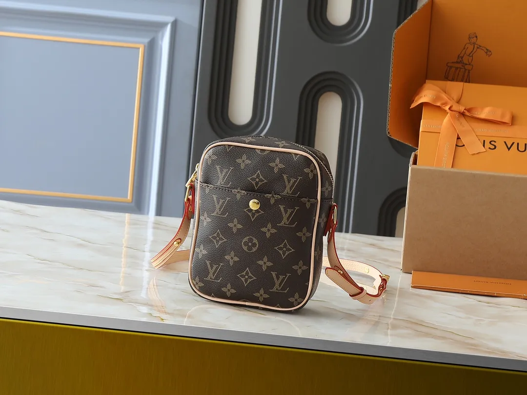 💰240💰Upgraded from the original M40056 M40055. The second-hand small bag is full of casualness and coolness. Murakami Takashi's limited edition black three-color camera bag. The girly white three-color pattern camera bag will be more eye-catching and refreshing. Whether it is spring, summer or autumn and winter, it can make you a beautiful scenery on the street. The fresh colors reveal a full girlish atmosphere and give people a visual impact. Echoes up and down. The size contrasts. More eye-catching! Size:16x13.5x4.5cm