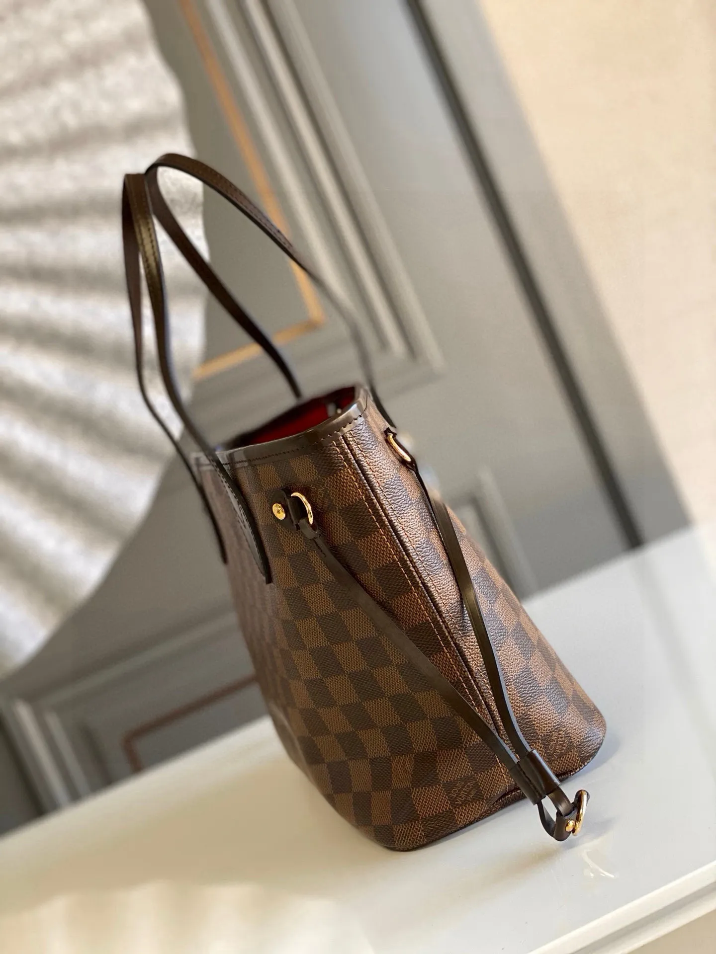 💰780 (small steel nails) top original order N41359 NEVERFULL small handbag Neverfull small handbag has a crisp shape and classic design. It is an elegant urban handbag. Its spacious interior also makes this classic bag an ideal choice for travel. The Neverfull small tote in Damier Ebène canvas has a soft yet sturdy feel that preserves its exterior lines no matter what's inside. Detailed Features 29 x 21 x 12 cm (Length x Height x Width) Bag interior redesigned with vintage details inspired by the Louis Vuitton archives - Fabric-lined interior pocket Removable zippered clutch with matching interior Natural cowhide leather trim Shiny gold-tone brass hardware Handles: Double handle