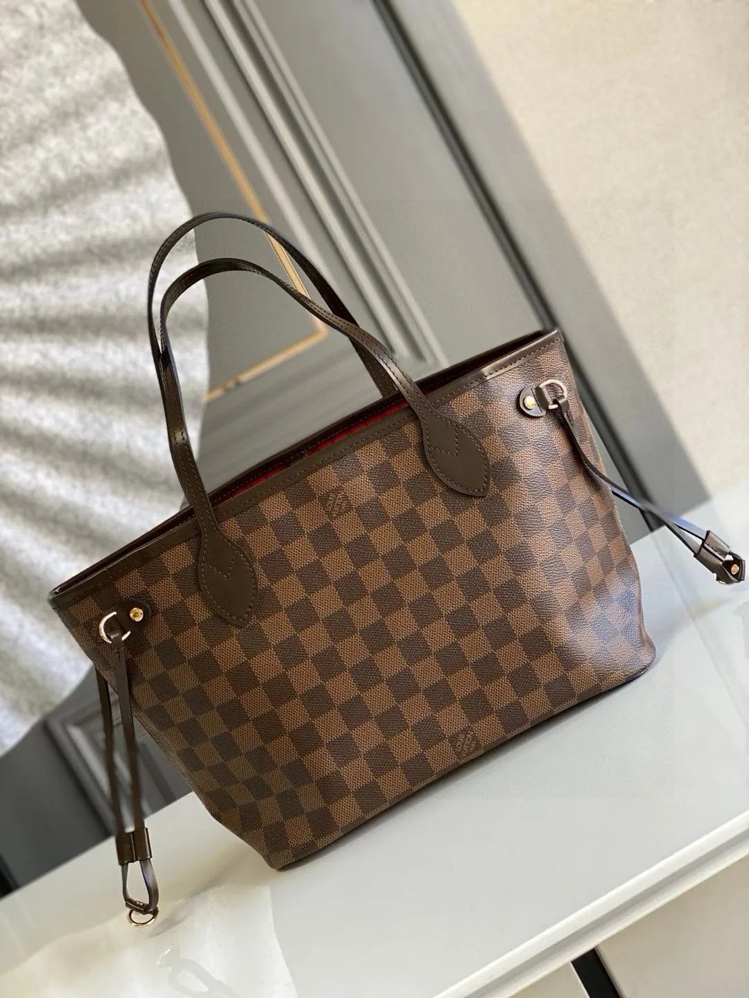 💰780 (small steel nails) top original order N41359 NEVERFULL small handbag Neverfull small handbag has a crisp shape and classic design. It is an elegant urban handbag. Its spacious interior also makes this classic bag an ideal choice for travel. The Neverfull small tote in Damier Ebène canvas has a soft yet sturdy feel that preserves its exterior lines no matter what's inside. Detailed Features 29 x 21 x 12 cm (Length x Height x Width) Bag interior redesigned with vintage details inspired by the Louis Vuitton archives - Fabric-lined interior pocket Removable zippered clutch with matching interior Natural cowhide leather trim Shiny gold-tone brass hardware Handles: Double handle
