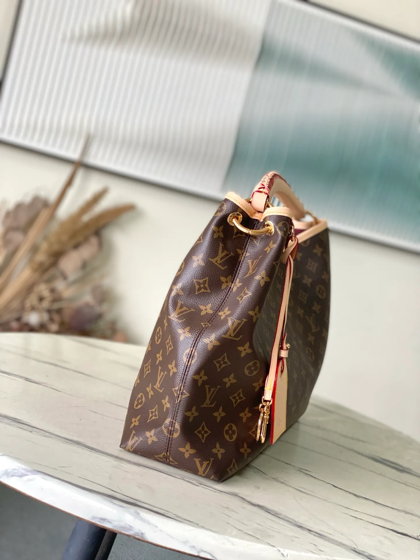 💰940 Top Original Order M25877 This Again bag is a current, more flexible and iconic reinterpretation of the Artsy model introduced in 2010. This finely crafted version is rooted in the house's heritage and pays homage to its expertise with Monogram canvas, hand-braided handles and customizable address holders. The room is large enough to accommodate a laptop and has lots of pockets. A gold carabiner allows you to add a playful touch to it. Dimensions: 53x30x15.5cm (LxHxW)
