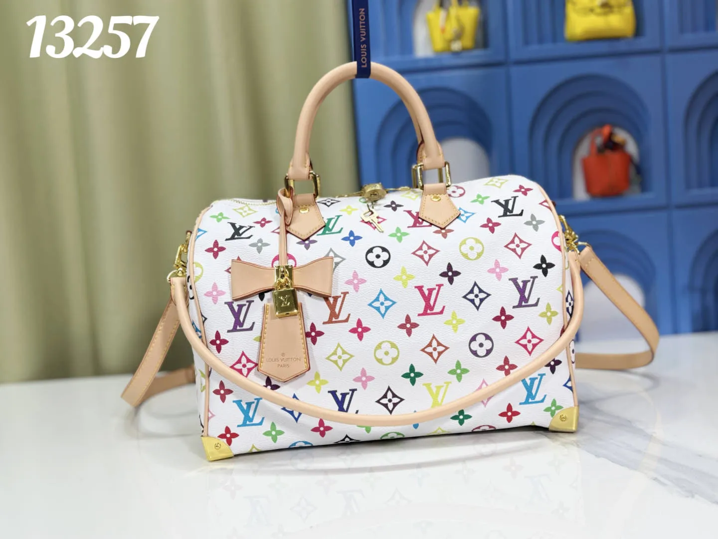 P300 Upgraded original version M13805 M13257 M40391 LV Murakami Takashi co-branded NANOSPEEDY handbag This Nano Speedy handbag combines Monogram canvas and cow leather trim printing, with 33 colorful interpretations of white, black and white. It has been launched in twelve sections and is very popular around the world and is loved by celebrities. 30.0 x 21.0 x 17.0 cm