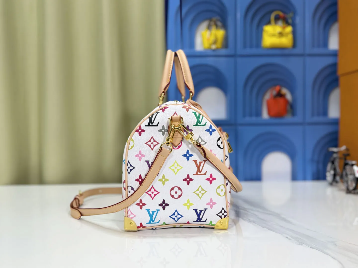 P300 Upgraded original version M13805 M13257 M40391 LV Murakami Takashi co-branded NANOSPEEDY handbag This Nano Speedy handbag combines Monogram canvas and cow leather trim printing, with 33 colorful interpretations of white, black and white. It has been launched in twelve sections and is very popular around the world and is loved by celebrities. 30.0 x 21.0 x 17.0 cm