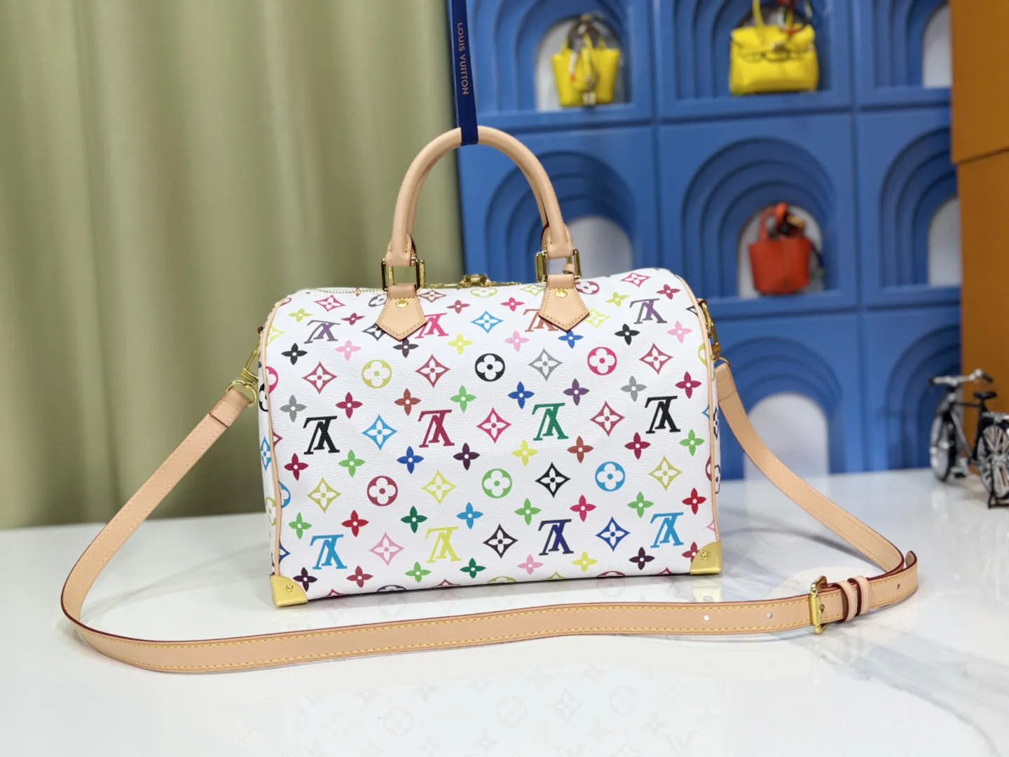 P300 Upgraded original version M13805 M13257 M40391 LV Murakami Takashi co-branded NANOSPEEDY handbag This Nano Speedy handbag combines Monogram canvas and cow leather trim printing, with 33 colorful interpretations of white, black and white. It has been launched in twelve sections and is very popular around the world and is loved by celebrities. 30.0 x 21.0 x 17.0 cm