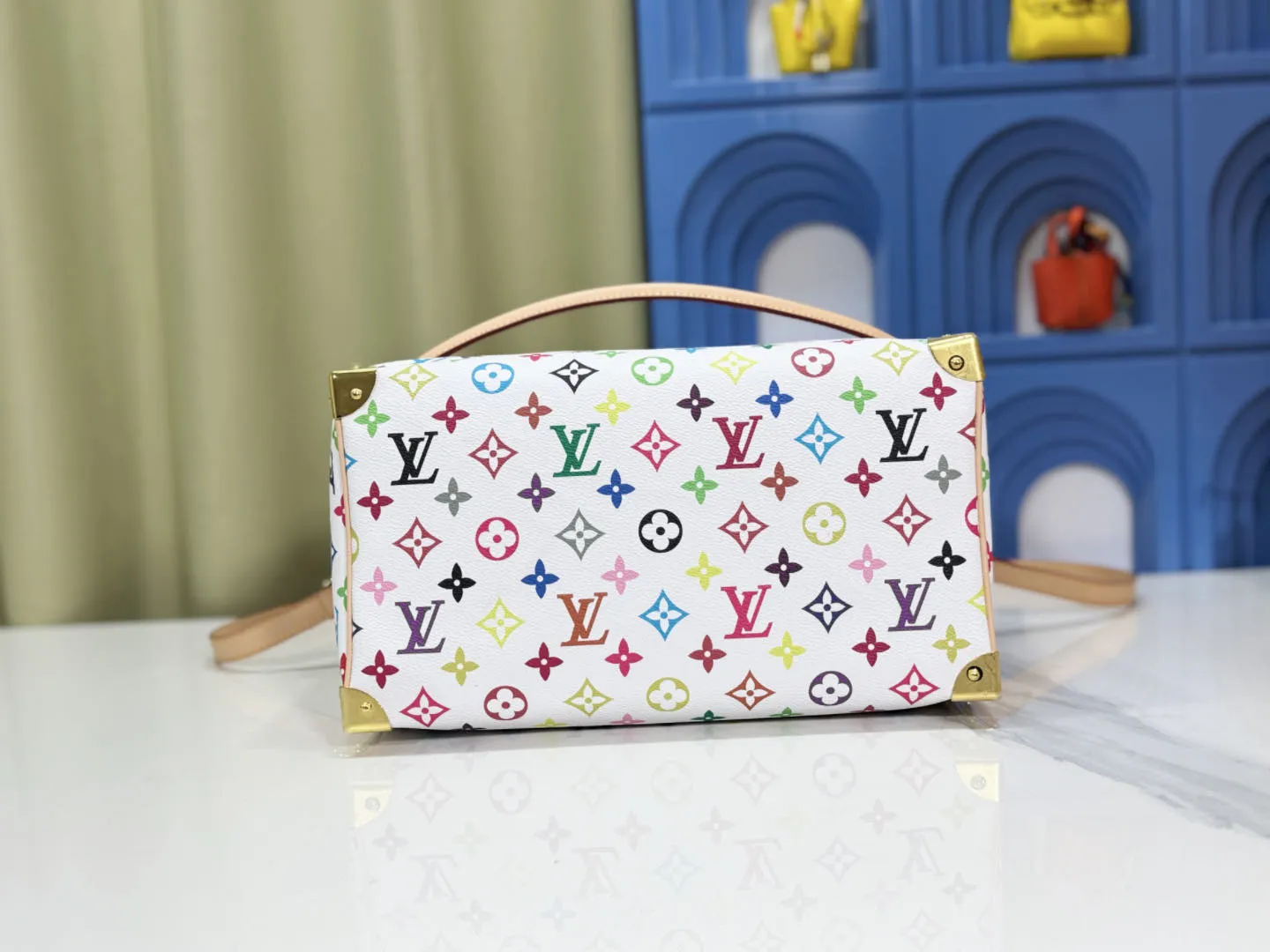 P300 Upgraded original version M13805 M13257 M40391 LV Murakami Takashi co-branded NANOSPEEDY handbag This Nano Speedy handbag combines Monogram canvas and cow leather trim printing, with 33 colorful interpretations of white, black and white. It has been launched in twelve sections and is very popular around the world and is loved by celebrities. 30.0 x 21.0 x 17.0 cm