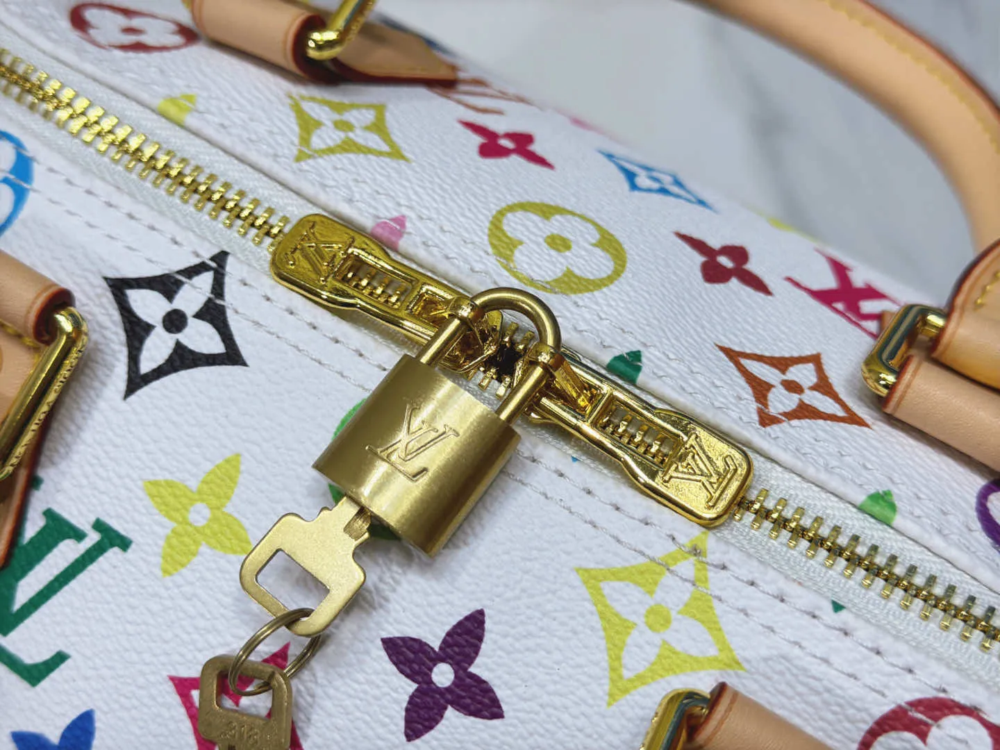 P300 Upgraded original version M13805 M13257 M40391 LV Murakami Takashi co-branded NANOSPEEDY handbag This Nano Speedy handbag combines Monogram canvas and cow leather trim printing, with 33 colorful interpretations of white, black and white. It has been launched in twelve sections and is very popular around the world and is loved by celebrities. 30.0 x 21.0 x 17.0 cm