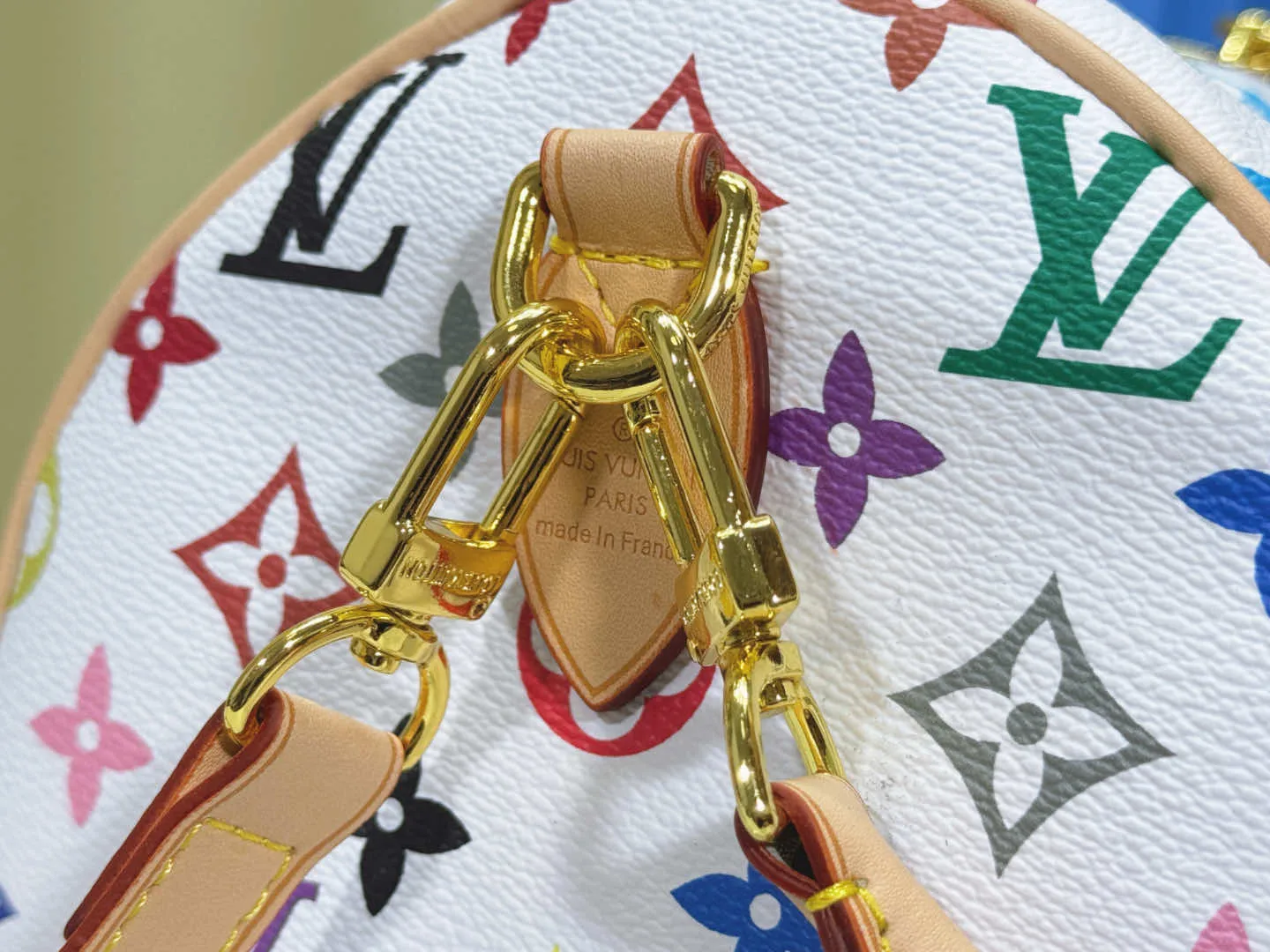 P300 Upgraded original version M13805 M13257 M40391 LV Murakami Takashi co-branded NANOSPEEDY handbag This Nano Speedy handbag combines Monogram canvas and cow leather trim printing, with 33 colorful interpretations of white, black and white. It has been launched in twelve sections and is very popular around the world and is loved by celebrities. 30.0 x 21.0 x 17.0 cm