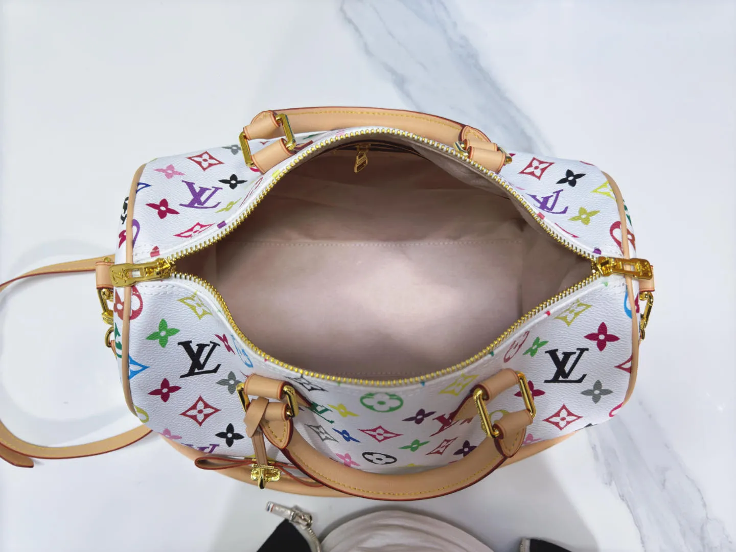 P300 Upgraded original version M13805 M13257 M40391 LV Murakami Takashi co-branded NANOSPEEDY handbag This Nano Speedy handbag combines Monogram canvas and cow leather trim printing, with 33 colorful interpretations of white, black and white. It has been launched in twelve sections and is very popular around the world and is loved by celebrities. 30.0 x 21.0 x 17.0 cm