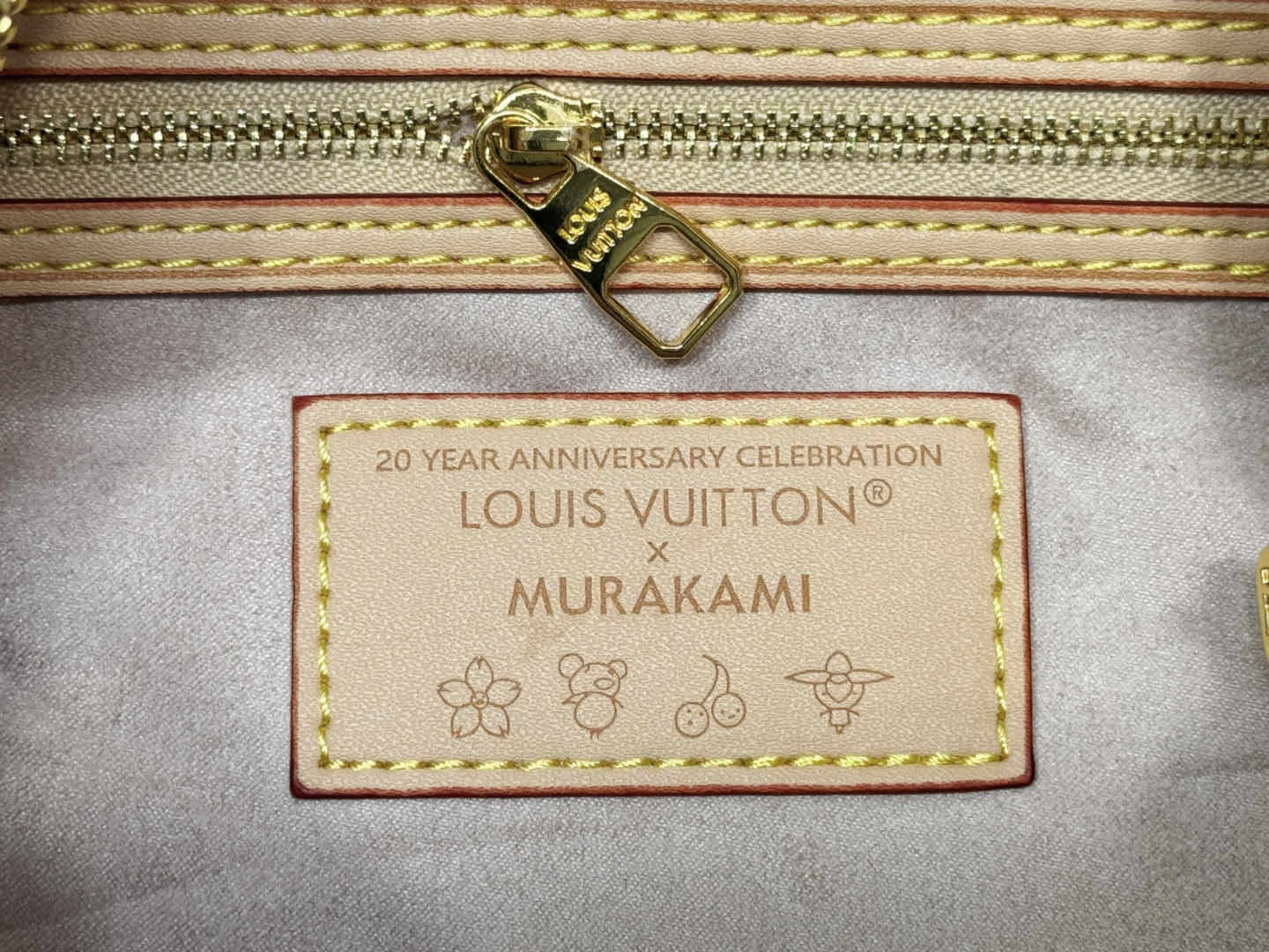 P300 Upgraded original version M13805 M13257 M40391 LV Murakami Takashi co-branded NANOSPEEDY handbag This Nano Speedy handbag combines Monogram canvas and cow leather trim printing, with 33 colorful interpretations of white, black and white. It has been launched in twelve sections and is very popular around the world and is loved by celebrities. 30.0 x 21.0 x 17.0 cm