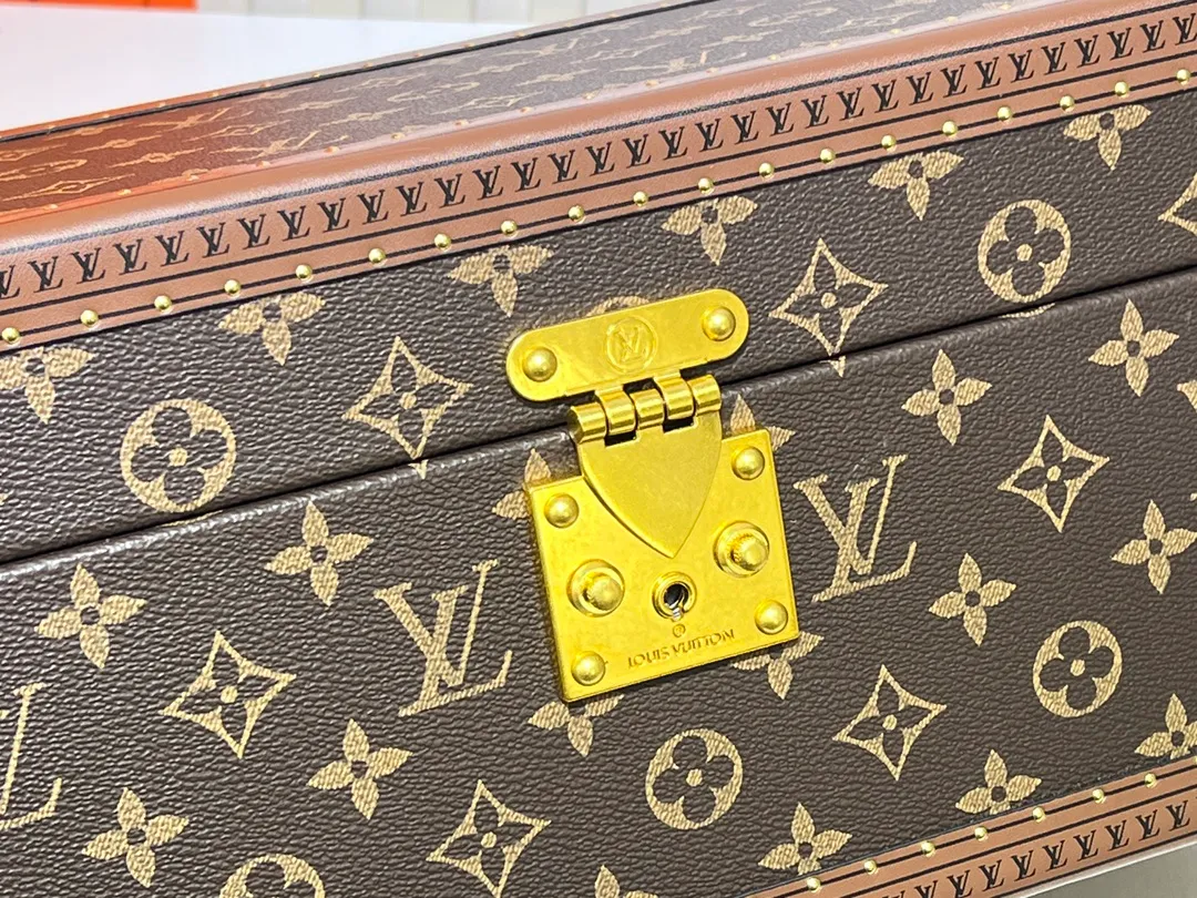 Batch 1220💰Guangzhou top original M20209 treasure box [exclusive photo, upgraded original] can hold watches and can hold jewelry. This treasure box is made of classic Monogram canvas. It is equipped with a removable tray to hide valuables.  -38.0*18.0cm✅ -Two storage layers✅ ​​-Partitioned in the middle. Can store valuables✅ -Push open the automatic pop-up lock✅ -Lined with velvet✅ -Silver metal/hardware✅ -Extreme workmanship, every detail is just right✅ -Purely handmade, every small nail is clearly in place,✅ LOUIS VUITTON hard box is like a treasure box that travels through history. Its sturdiness is a symbol of Louis Vuitton's traditional exquisite craftsmanship✅