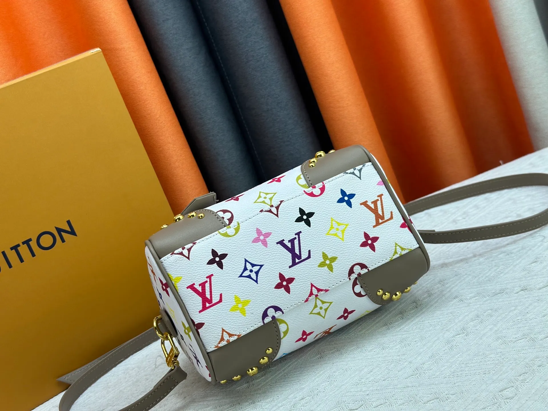 P260 upgraded original M58953 M46234 M46222 Speedy Bandoulière 20 handbag is made of soft coated canvas, and the full-length Monogram pattern is traced in colorful rainbow tones, highlighting the smart style of the Louis Vuitton x Murakami reissue series. The Toron handle and detachable shoulder strap are constructed of cow leather, the metal corners recall classic luggage elements, and the bow-shaped key bag and padlock add brand touches. Dimensions: 20.5 x 13.5 x 12.0 cm (length x height x width)