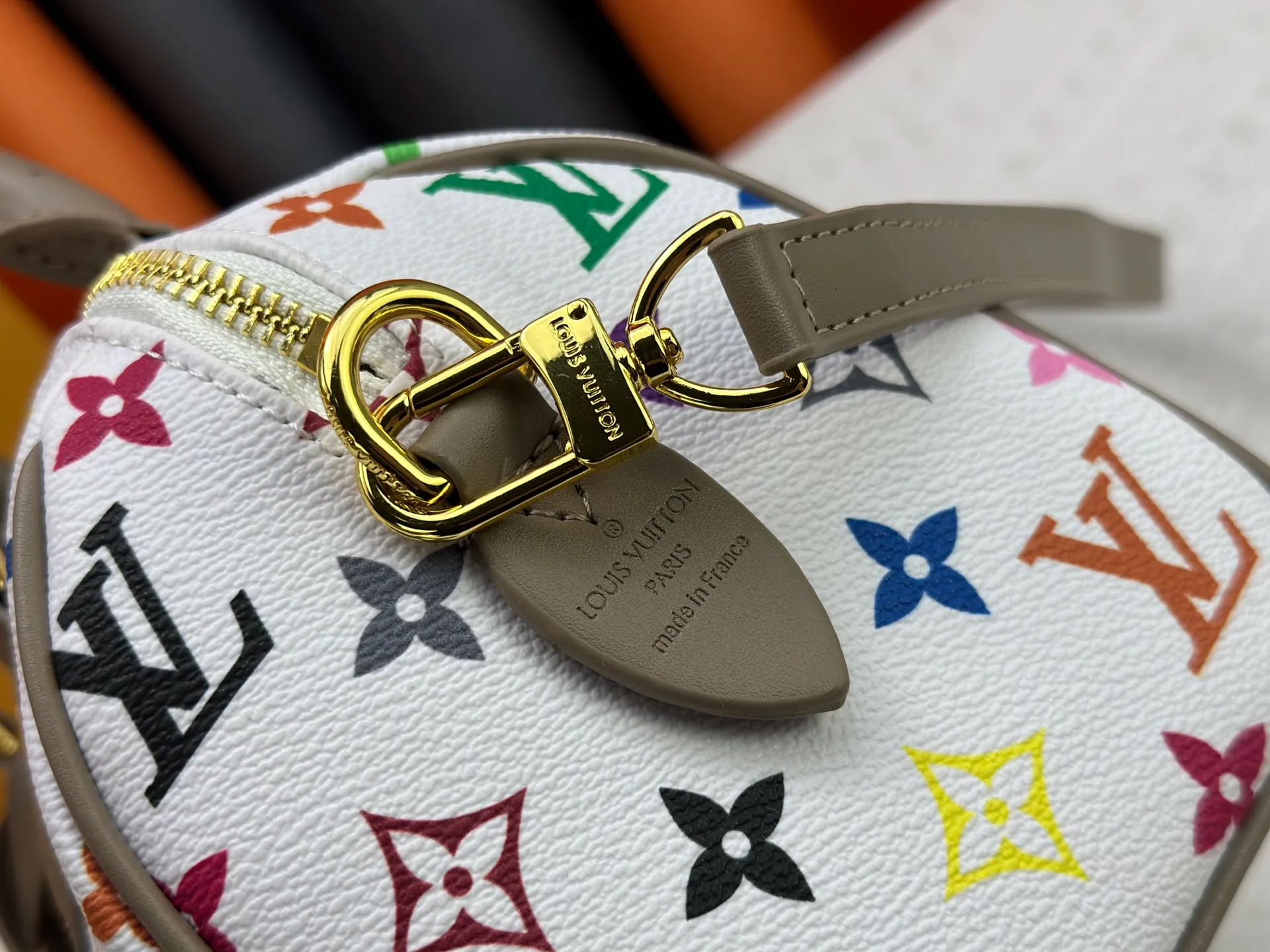P260 upgraded original M58953 M46234 M46222 Speedy Bandoulière 20 handbag is made of soft coated canvas, and the full-length Monogram pattern is traced in colorful rainbow tones, highlighting the smart style of the Louis Vuitton x Murakami reissue series. The Toron handle and detachable shoulder strap are constructed of cow leather, the metal corners recall classic luggage elements, and the bow-shaped key bag and padlock add brand touches. Dimensions: 20.5 x 13.5 x 12.0 cm (length x height x width)