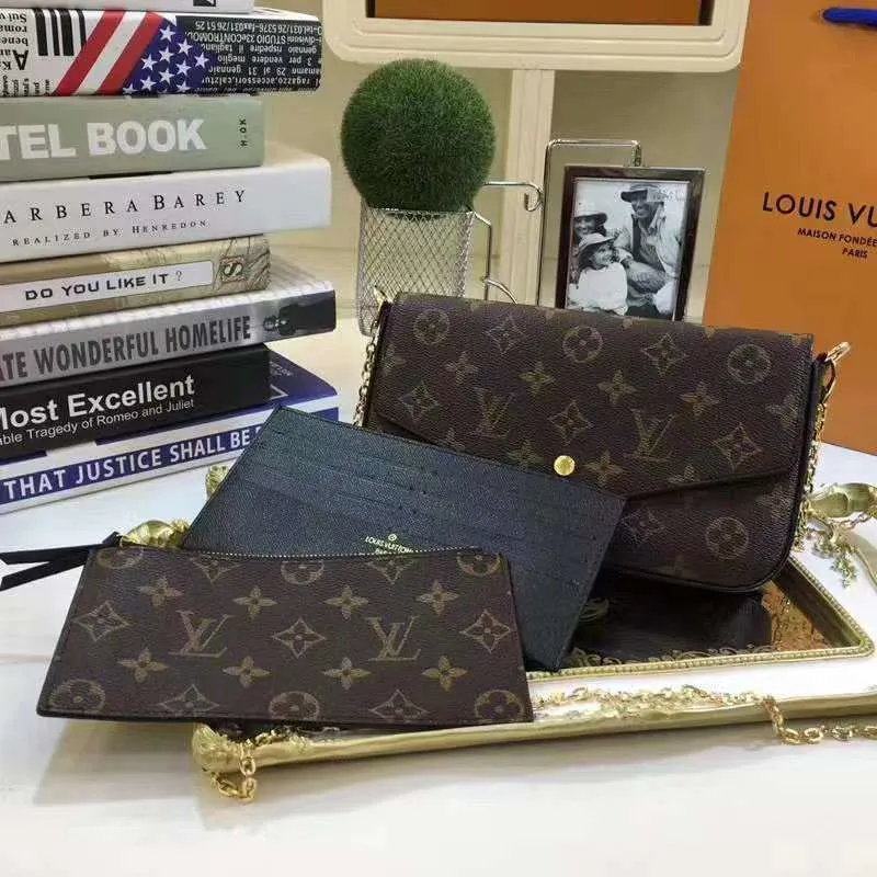 P140 Model: 61276 Size 21/11/2 Introduction: The Louis vuitton Felicie three-piece handbag is elegant and luxurious. It contains two detachable pockets and is a fashionable choice for carrying and organizing your daily necessities. It is more than just a wallet, after removing the gold chain, it can also be used as a charming clutch or small handbag ""