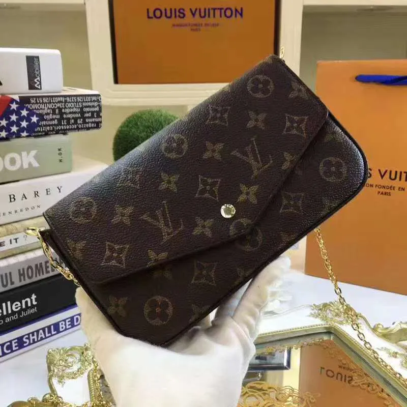 P140 Model: 61276 Size 21/11/2 Introduction: The Louis vuitton Felicie three-piece handbag is elegant and luxurious. It contains two detachable pockets and is a fashionable choice for carrying and organizing your daily necessities. It is more than just a wallet, after removing the gold chain, it can also be used as a charming clutch or small handbag ""