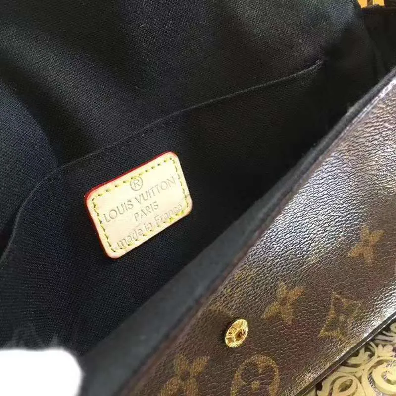 P140 Model: 61276 Size 21/11/2 Introduction: The Louis vuitton Felicie three-piece handbag is elegant and luxurious. It contains two detachable pockets and is a fashionable choice for carrying and organizing your daily necessities. It is more than just a wallet, after removing the gold chain, it can also be used as a charming clutch or small handbag ""