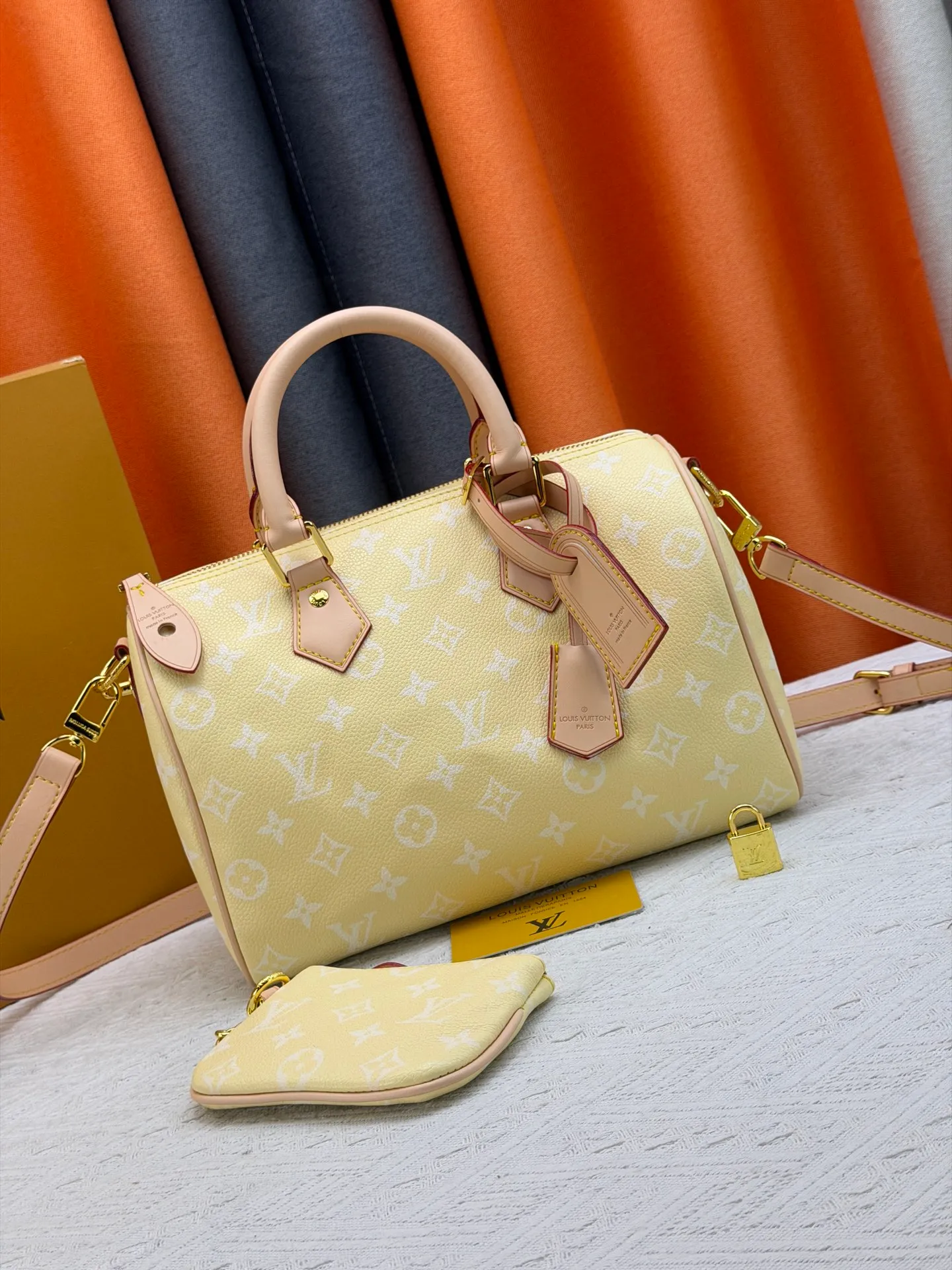 P270 Upgraded original version (with pebbled leather) M13902 M24423 M24424 M24425 M24426 M24443 M11561 M11562 M13912 Speedy Bandoulière 25 handbag is made of cow leather, showing a unique sun-kissed gradient effect. A perfect everyday choice, the Speedy comes with a removable leather storage bag lined with luxurious sheepskin leather. The double handle design combined with the adjustable and detachable shoulder strap provides a variety of carrying methods to easily cope with different occasions. Dimensions: 25.0 x 15.0 x 15.0 cm (length x height x width)