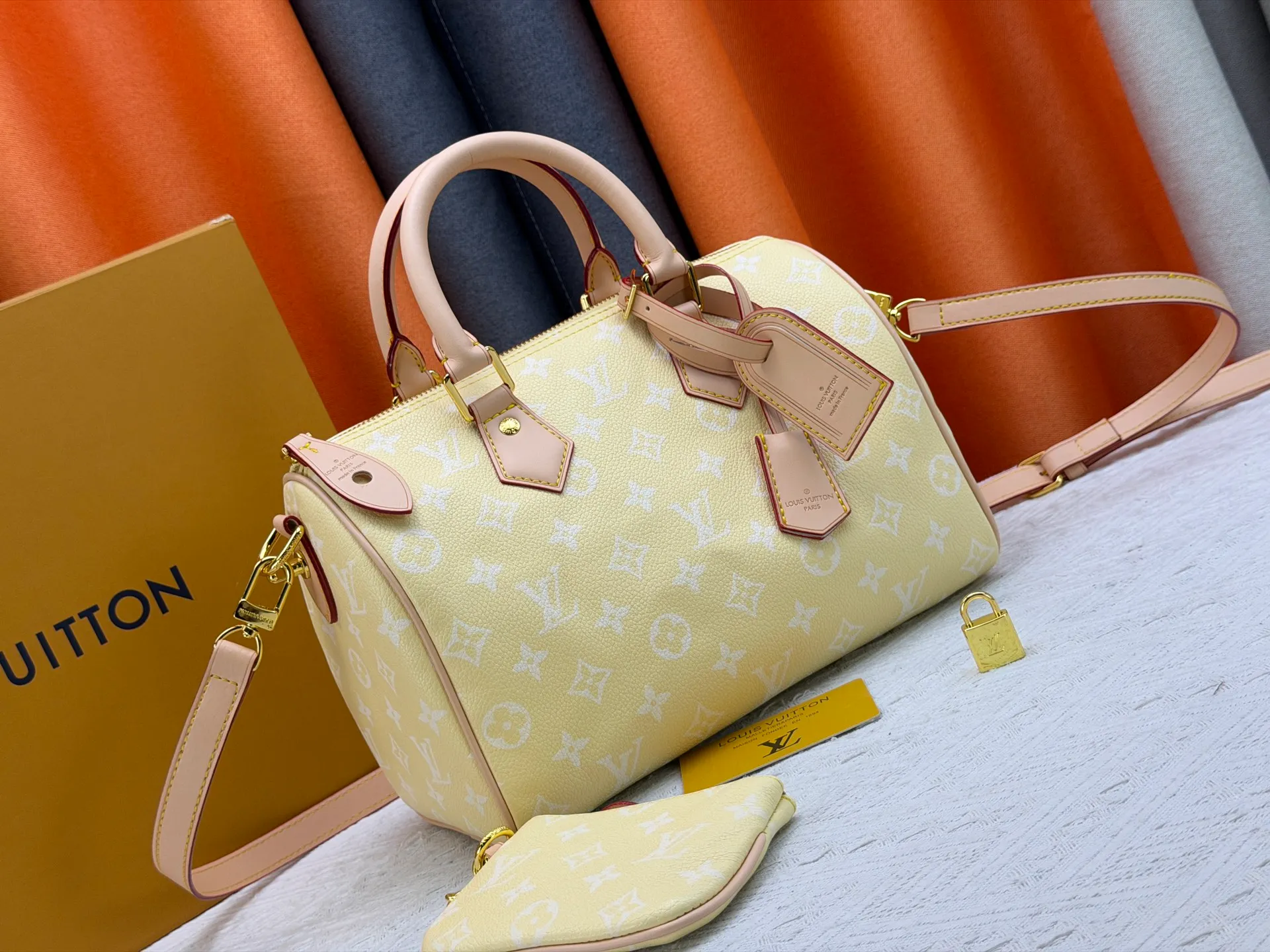 P270 Upgraded original version (with pebbled leather) M13902 M24423 M24424 M24425 M24426 M24443 M11561 M11562 M13912 Speedy Bandoulière 25 handbag is made of cow leather, showing a unique sun-kissed gradient effect. A perfect everyday choice, the Speedy comes with a removable leather storage bag lined with luxurious sheepskin leather. The double handle design combined with the adjustable and detachable shoulder strap provides a variety of carrying methods to easily cope with different occasions. Dimensions: 25.0 x 15.0 x 15.0 cm (length x height x width)