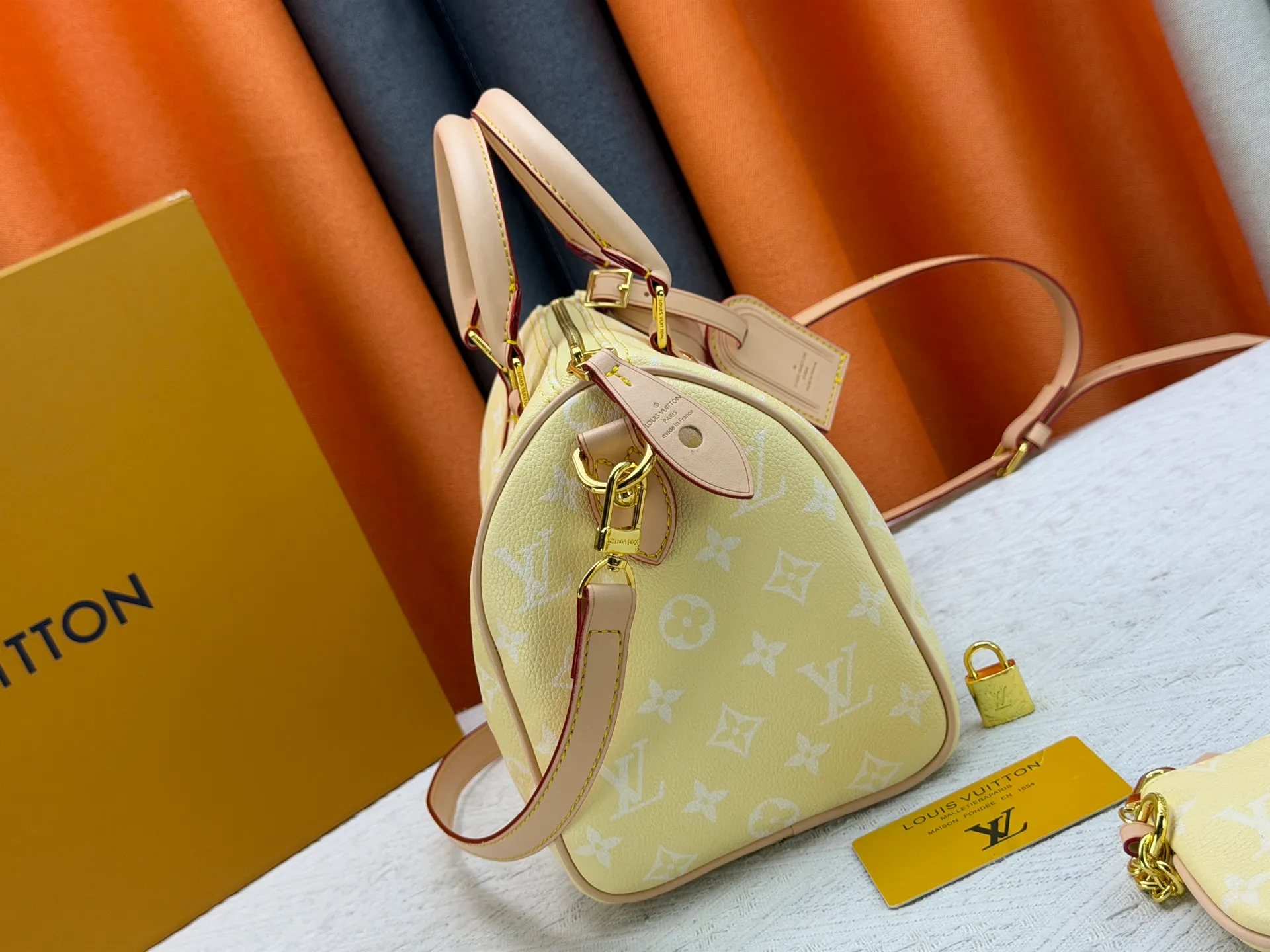 P270 Upgraded original version (with pebbled leather) M13902 M24423 M24424 M24425 M24426 M24443 M11561 M11562 M13912 Speedy Bandoulière 25 handbag is made of cow leather, showing a unique sun-kissed gradient effect. A perfect everyday choice, the Speedy comes with a removable leather storage bag lined with luxurious sheepskin leather. The double handle design combined with the adjustable and detachable shoulder strap provides a variety of carrying methods to easily cope with different occasions. Dimensions: 25.0 x 15.0 x 15.0 cm (length x height x width)