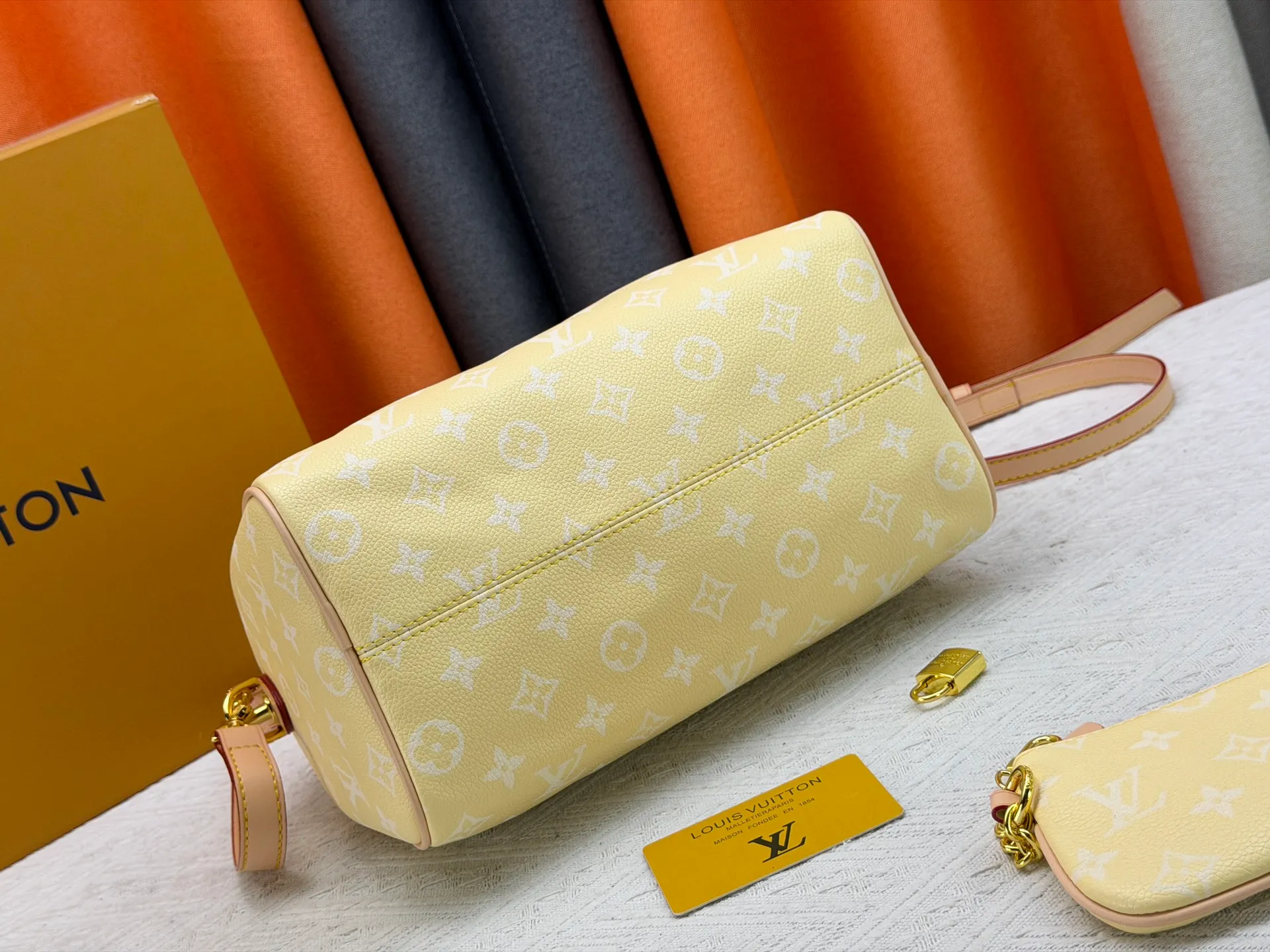 P270 Upgraded original version (with pebbled leather) M13902 M24423 M24424 M24425 M24426 M24443 M11561 M11562 M13912 Speedy Bandoulière 25 handbag is made of cow leather, showing a unique sun-kissed gradient effect. A perfect everyday choice, the Speedy comes with a removable leather storage bag lined with luxurious sheepskin leather. The double handle design combined with the adjustable and detachable shoulder strap provides a variety of carrying methods to easily cope with different occasions. Dimensions: 25.0 x 15.0 x 15.0 cm (length x height x width)