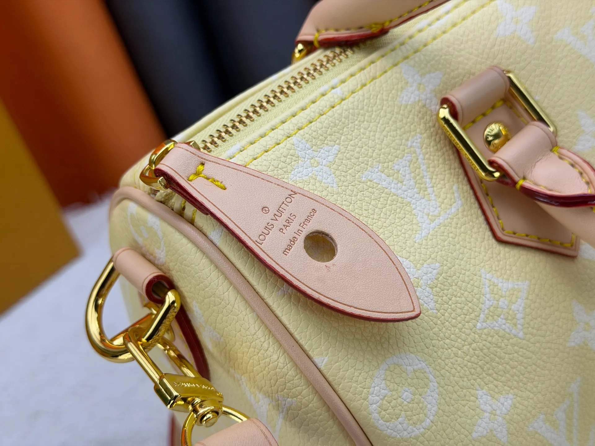 P270 Upgraded original version (with pebbled leather) M13902 M24423 M24424 M24425 M24426 M24443 M11561 M11562 M13912 Speedy Bandoulière 25 handbag is made of cow leather, showing a unique sun-kissed gradient effect. A perfect everyday choice, the Speedy comes with a removable leather storage bag lined with luxurious sheepskin leather. The double handle design combined with the adjustable and detachable shoulder strap provides a variety of carrying methods to easily cope with different occasions. Dimensions: 25.0 x 15.0 x 15.0 cm (length x height x width)