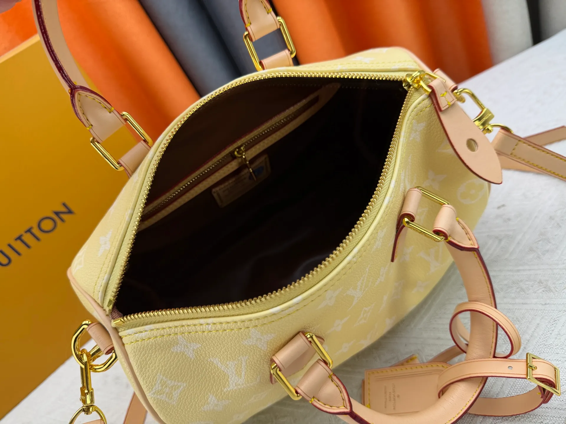 P270 Upgraded original version (with pebbled leather) M13902 M24423 M24424 M24425 M24426 M24443 M11561 M11562 M13912 Speedy Bandoulière 25 handbag is made of cow leather, showing a unique sun-kissed gradient effect. A perfect everyday choice, the Speedy comes with a removable leather storage bag lined with luxurious sheepskin leather. The double handle design combined with the adjustable and detachable shoulder strap provides a variety of carrying methods to easily cope with different occasions. Dimensions: 25.0 x 15.0 x 15.0 cm (length x height x width)