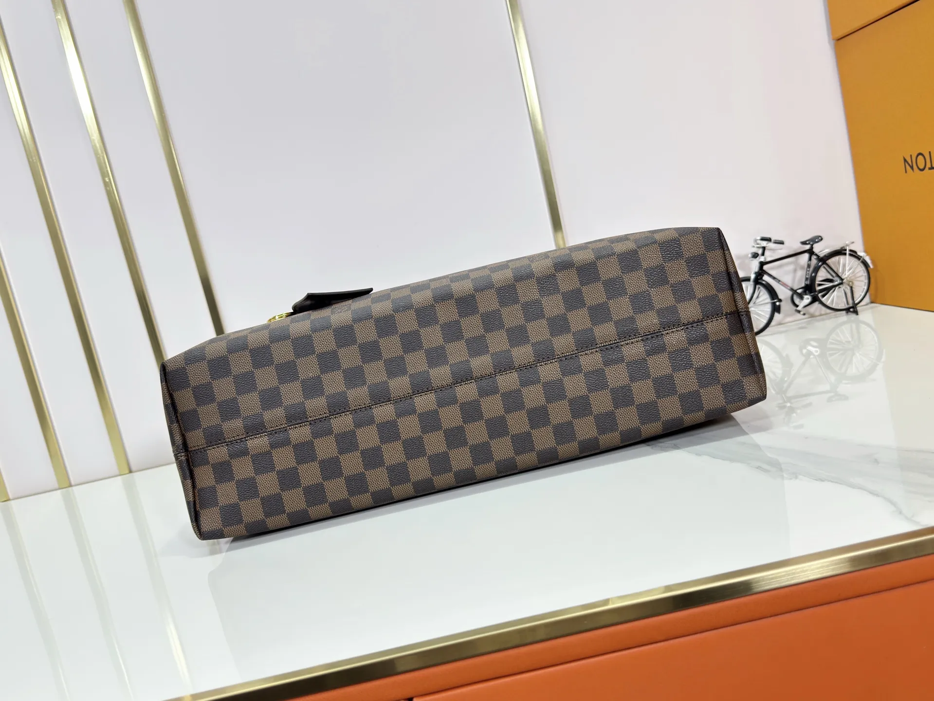 P280 upgrades the original M25877 Again handbag, a new interpretation of the iconic Artsy design first launched in 2010, now more flexible, more iconic and more refined. Rooted in LV’s DNA, this bag pays homage to Louis Vuitton’s craftsmanship with its classic Monogram canvas base, hand-woven handles and customizable name tag. It's spacious enough to hold a laptop and opens to reveal multiple pockets. Gold hooks can be used to hang playful accessories! ! Size:50x30x15.5CM