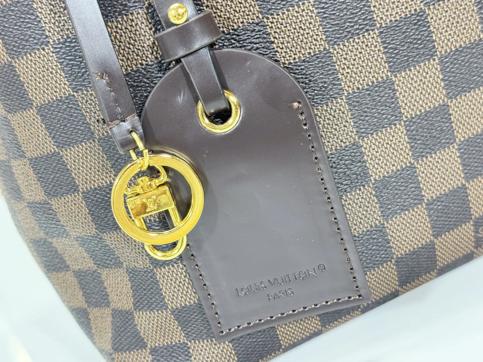 P280 upgrades the original M25877 Again handbag, a new interpretation of the iconic Artsy design first launched in 2010, now more flexible, more iconic and more refined. Rooted in LV’s DNA, this bag pays homage to Louis Vuitton’s craftsmanship with its classic Monogram canvas base, hand-woven handles and customizable name tag. It's spacious enough to hold a laptop and opens to reveal multiple pockets. Gold hooks can be used to hang playful accessories! ! Size:50x30x15.5CM