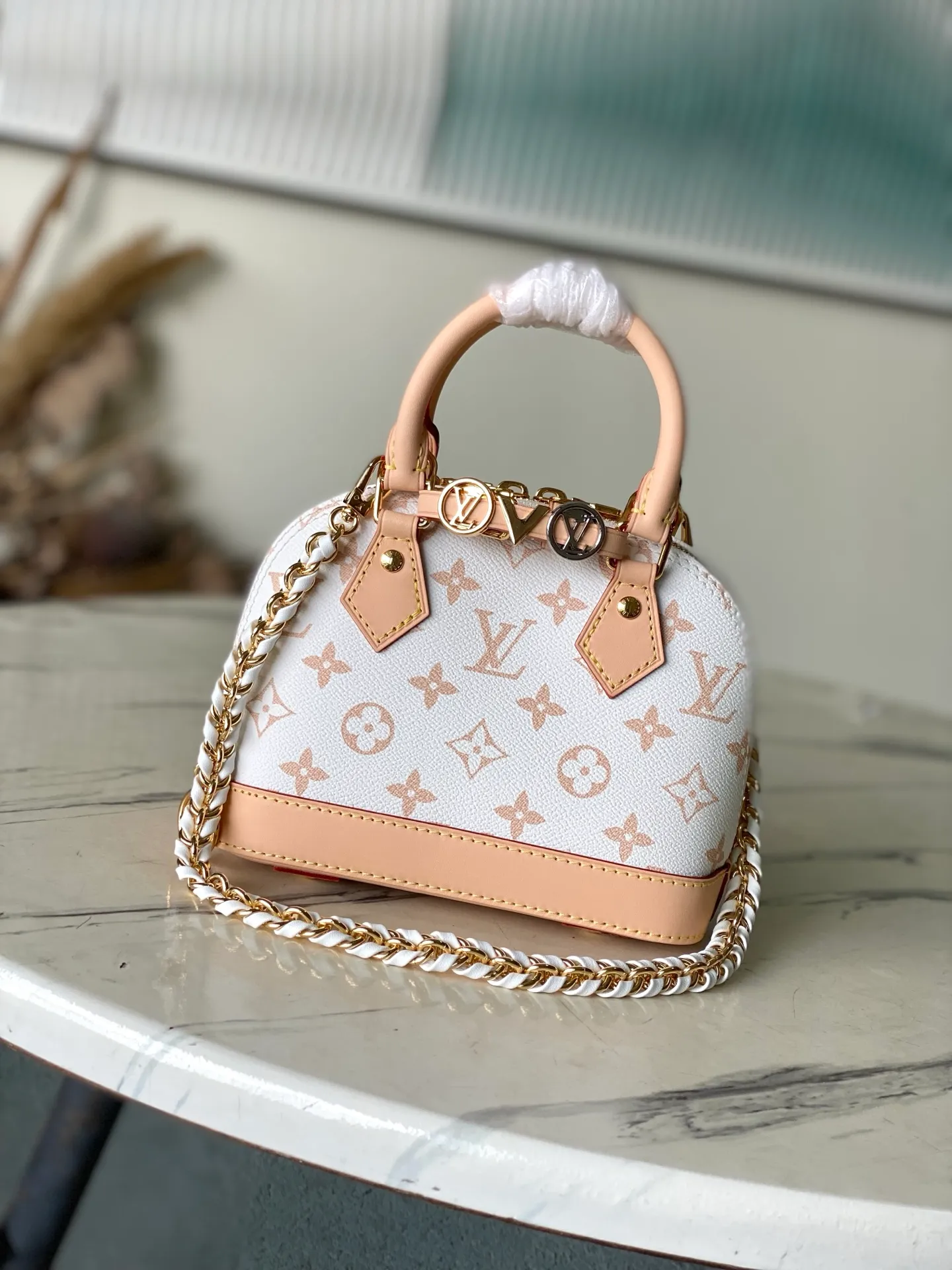💰1060 Top Original M14339 White Flower LV&I Collection launches this customizable kit, featuring the iconic Alma in an exclusive mini size. Designed to create a personalized handbag that is unique to the wearer, there are seven styles to choose from, available in a range of colors and finishes. Next, choose a strap or chain before choosing add-ons like a mirrored name tag or a functional hair clip. Finally, three sliding charms are included, ranging from the iconic padlock to the colorful Vivienne mascot. Dimensions: 15x19.5x10 cm (LxHxW)