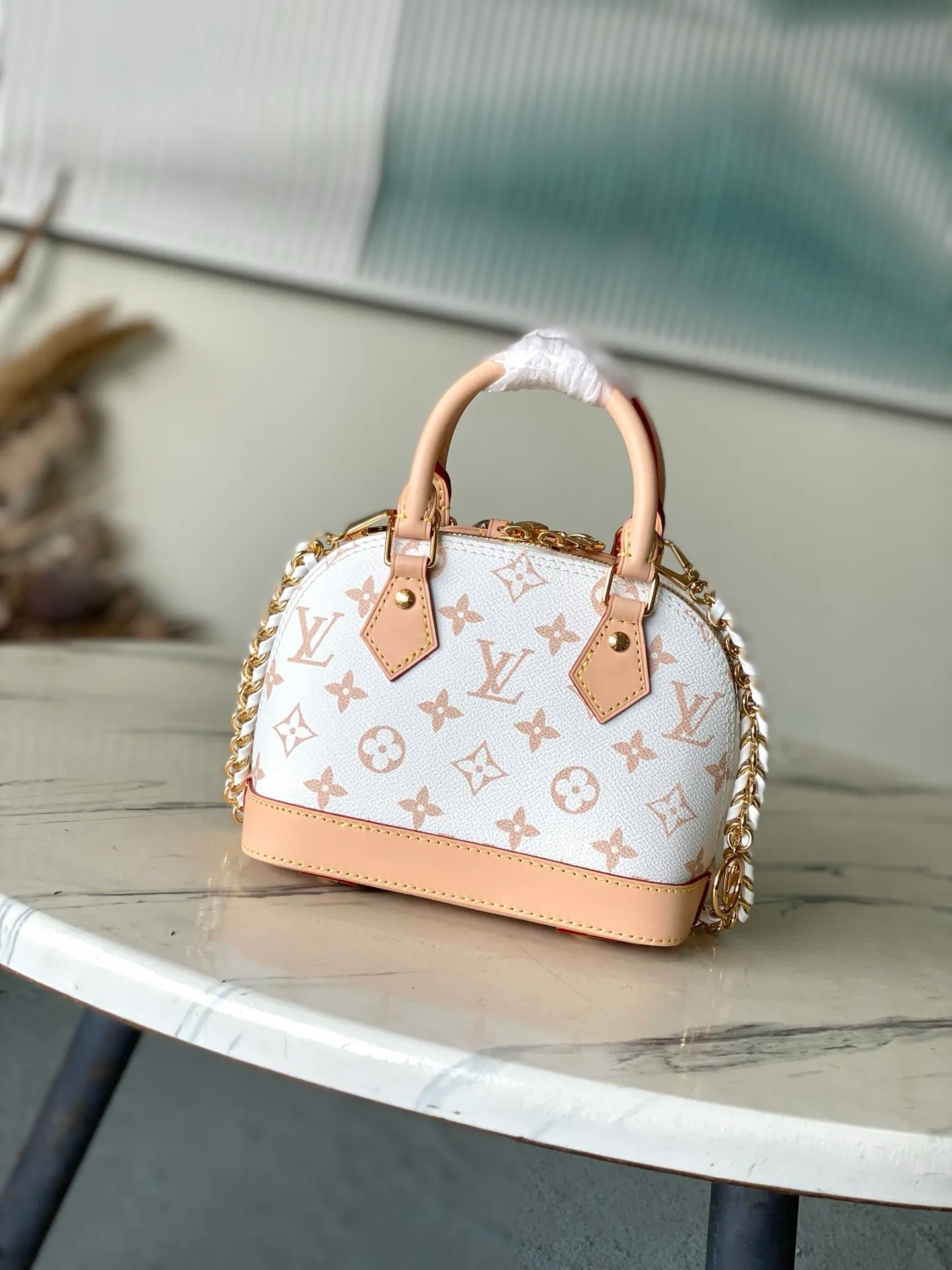 💰1060 Top Original M14339 White Flower LV&I Collection launches this customizable kit, featuring the iconic Alma in an exclusive mini size. Designed to create a personalized handbag that is unique to the wearer, there are seven styles to choose from, available in a range of colors and finishes. Next, choose a strap or chain before choosing add-ons like a mirrored name tag or a functional hair clip. Finally, three sliding charms are included, ranging from the iconic padlock to the colorful Vivienne mascot. Dimensions: 15x19.5x10 cm (LxHxW)
