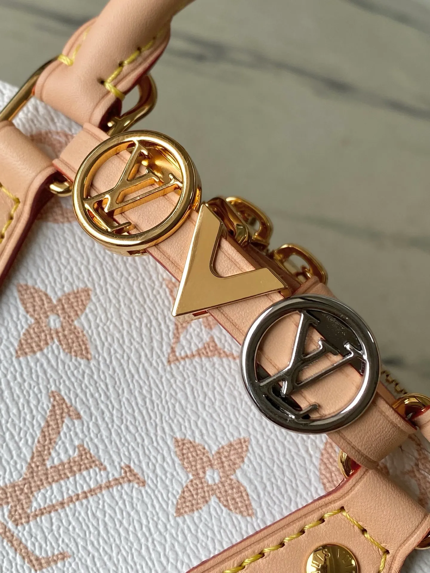 💰1060 Top Original M14339 White Flower LV&I Collection launches this customizable kit, featuring the iconic Alma in an exclusive mini size. Designed to create a personalized handbag that is unique to the wearer, there are seven styles to choose from, available in a range of colors and finishes. Next, choose a strap or chain before choosing add-ons like a mirrored name tag or a functional hair clip. Finally, three sliding charms are included, ranging from the iconic padlock to the colorful Vivienne mascot. Dimensions: 15x19.5x10 cm (LxHxW)