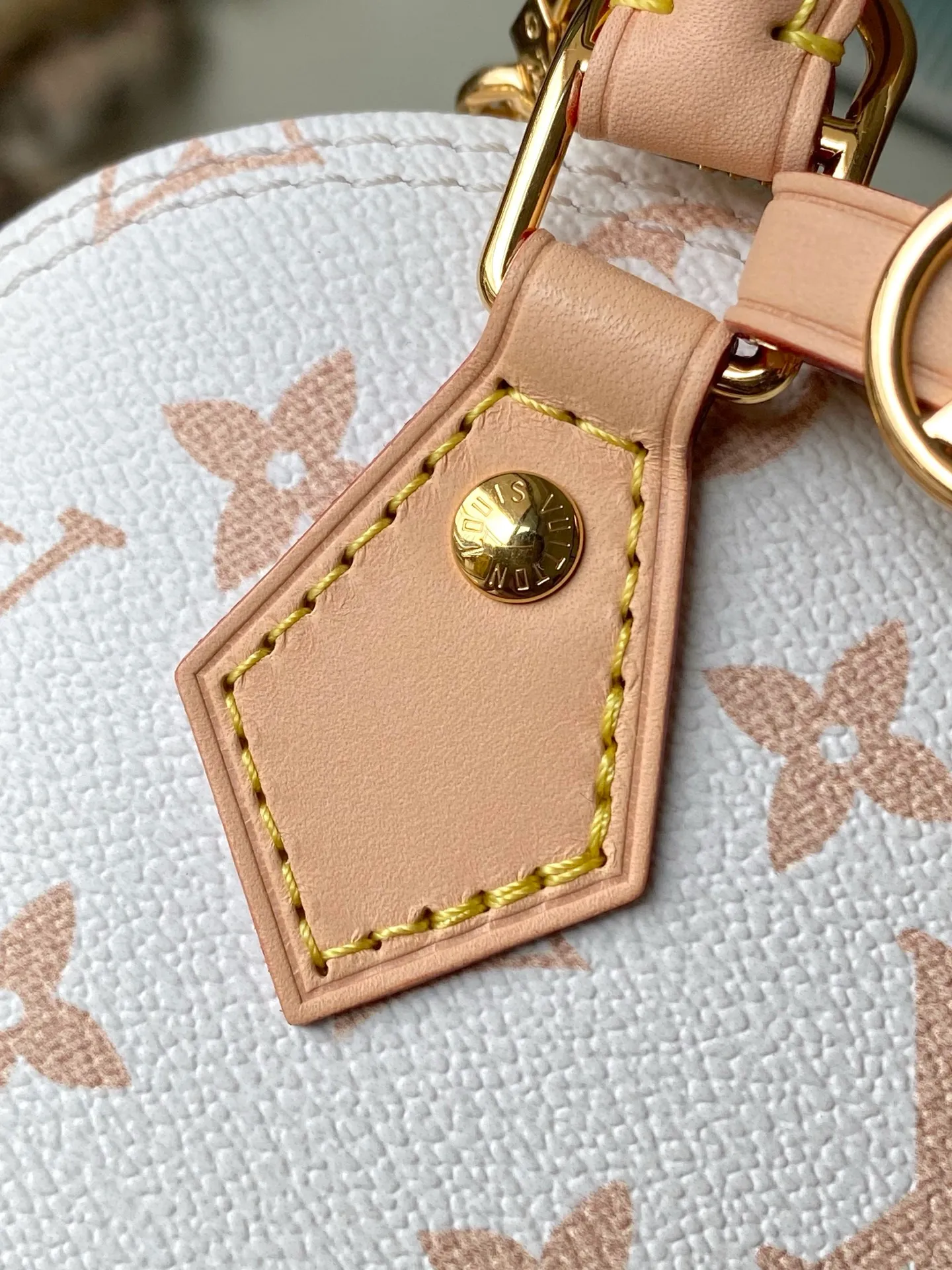 💰1060 Top Original M14339 White Flower LV&I Collection launches this customizable kit, featuring the iconic Alma in an exclusive mini size. Designed to create a personalized handbag that is unique to the wearer, there are seven styles to choose from, available in a range of colors and finishes. Next, choose a strap or chain before choosing add-ons like a mirrored name tag or a functional hair clip. Finally, three sliding charms are included, ranging from the iconic padlock to the colorful Vivienne mascot. Dimensions: 15x19.5x10 cm (LxHxW)