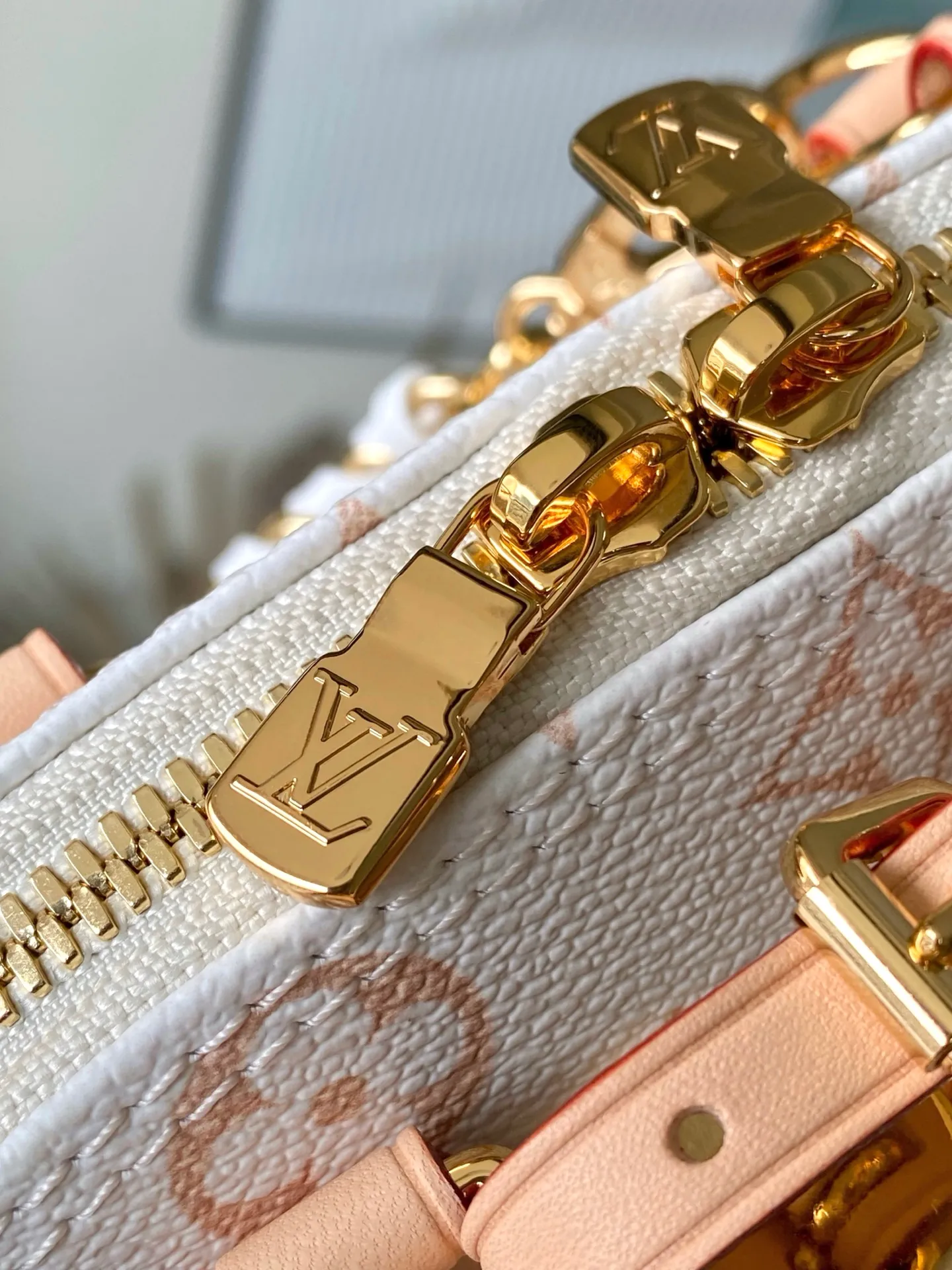 💰1060 Top Original M14339 White Flower LV&I Collection launches this customizable kit, featuring the iconic Alma in an exclusive mini size. Designed to create a personalized handbag that is unique to the wearer, there are seven styles to choose from, available in a range of colors and finishes. Next, choose a strap or chain before choosing add-ons like a mirrored name tag or a functional hair clip. Finally, three sliding charms are included, ranging from the iconic padlock to the colorful Vivienne mascot. Dimensions: 15x19.5x10 cm (LxHxW)