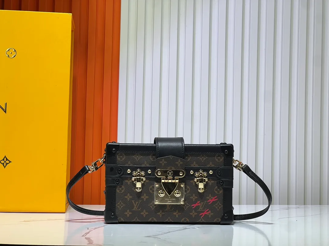 Batch 260💰Upgraded original M86286. This Petite Malle handbag from the 2019 early spring series was jointly created by women's artistic director Nicolas Ghesquière and Grace Coddington. The Catogram decorative design is particularly charming. Made of classic Monogram canvas fabric, equipped with detachable shoulder straps and classic S-shaped buckles, it is elegant and practical.      20.0 x 12.5 x 5.0 cm (length x height x width)